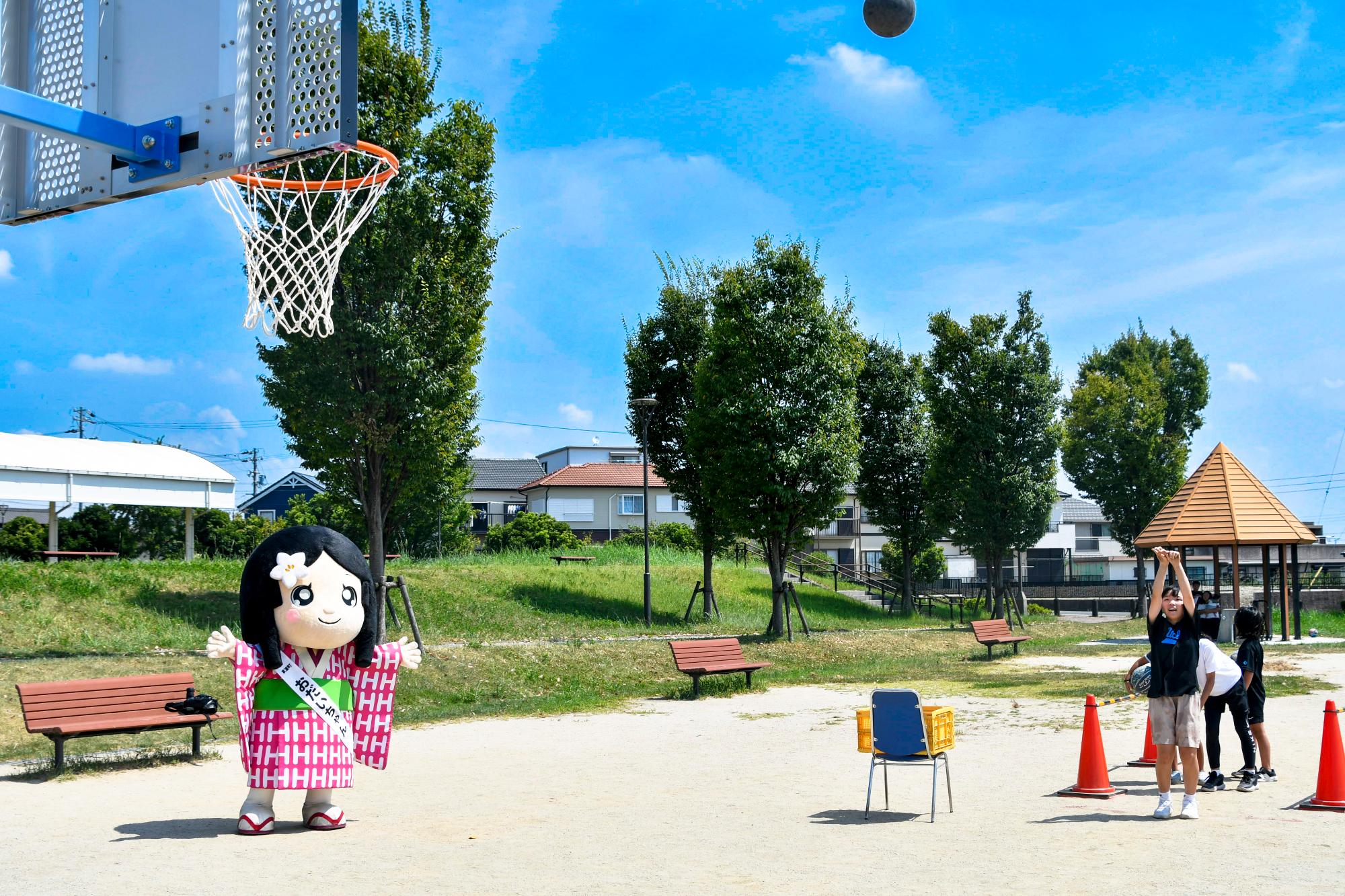 シュートを打つ子どもを応援するおだいちゃん
