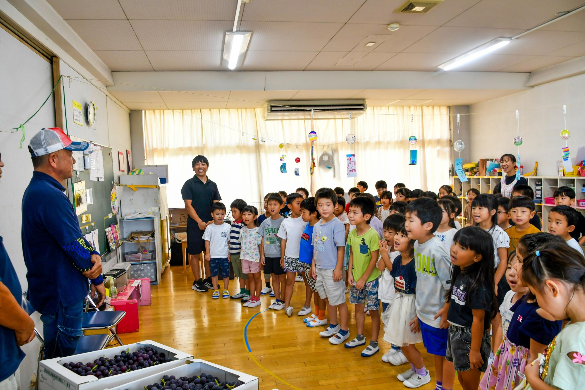 東浦森岡ぶどう組合員の方にお礼をいう園児たち