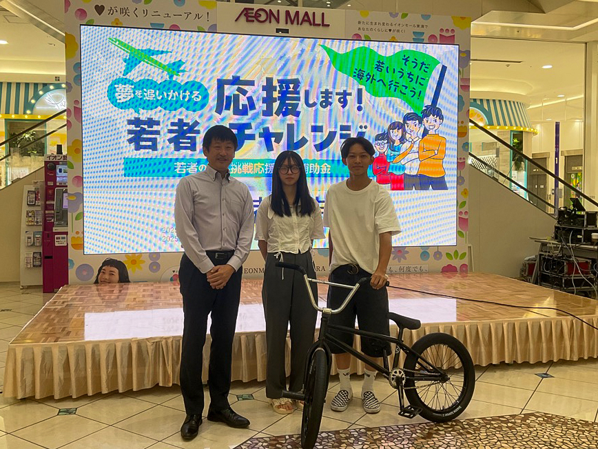 報告を終えた若者と、町長との写真