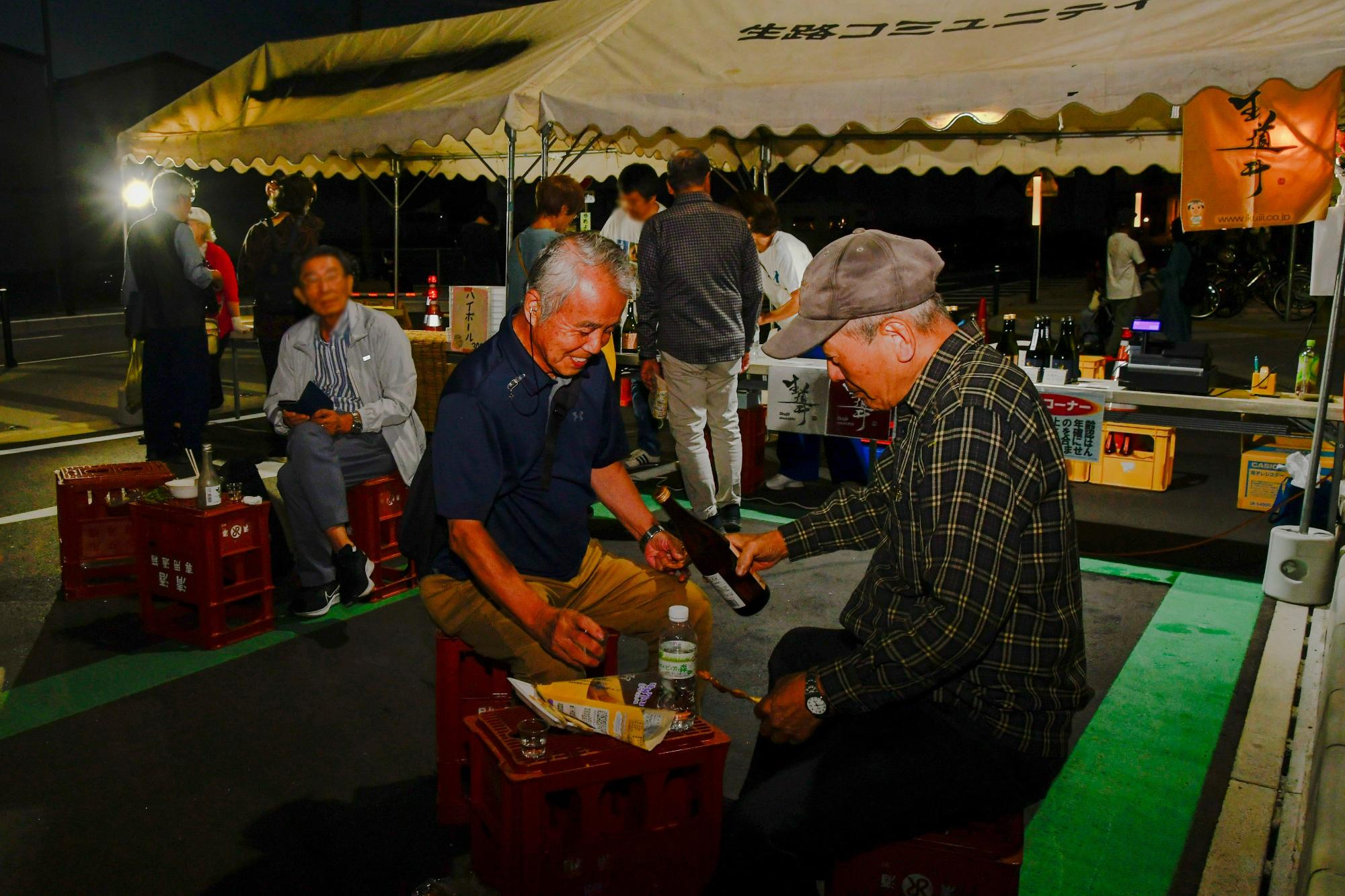 お酒を楽しむ参加者