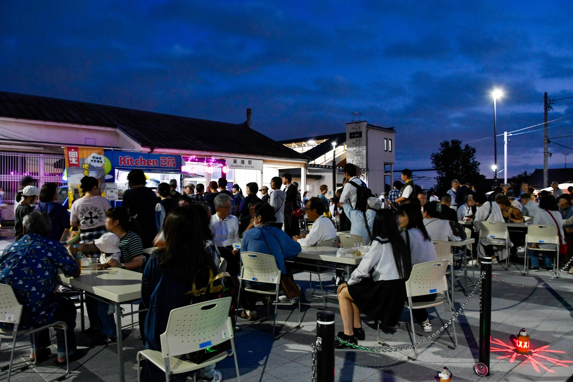 人々でにぎわう東浦駅前の様子