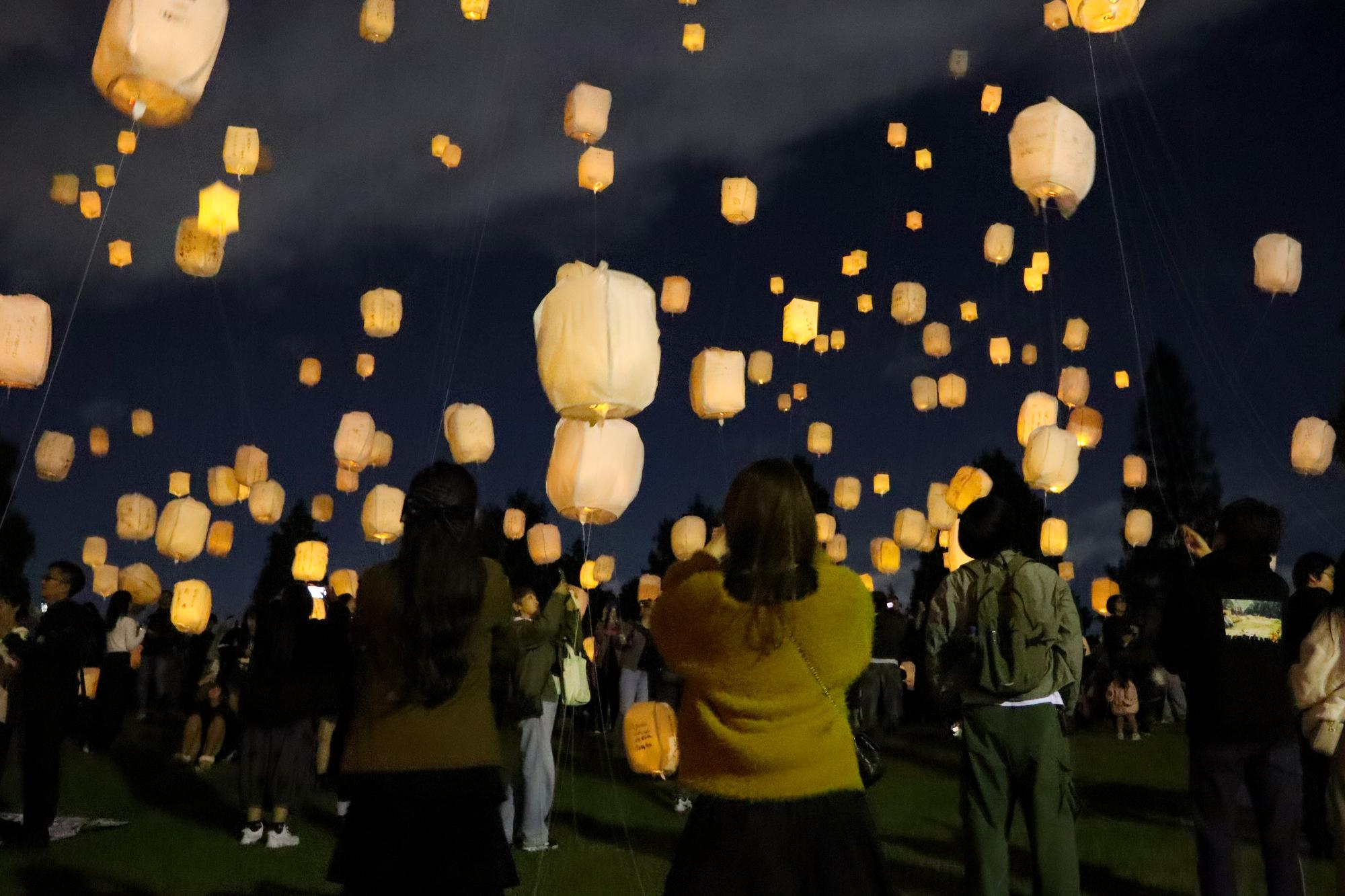 夜空に放たれたランタン