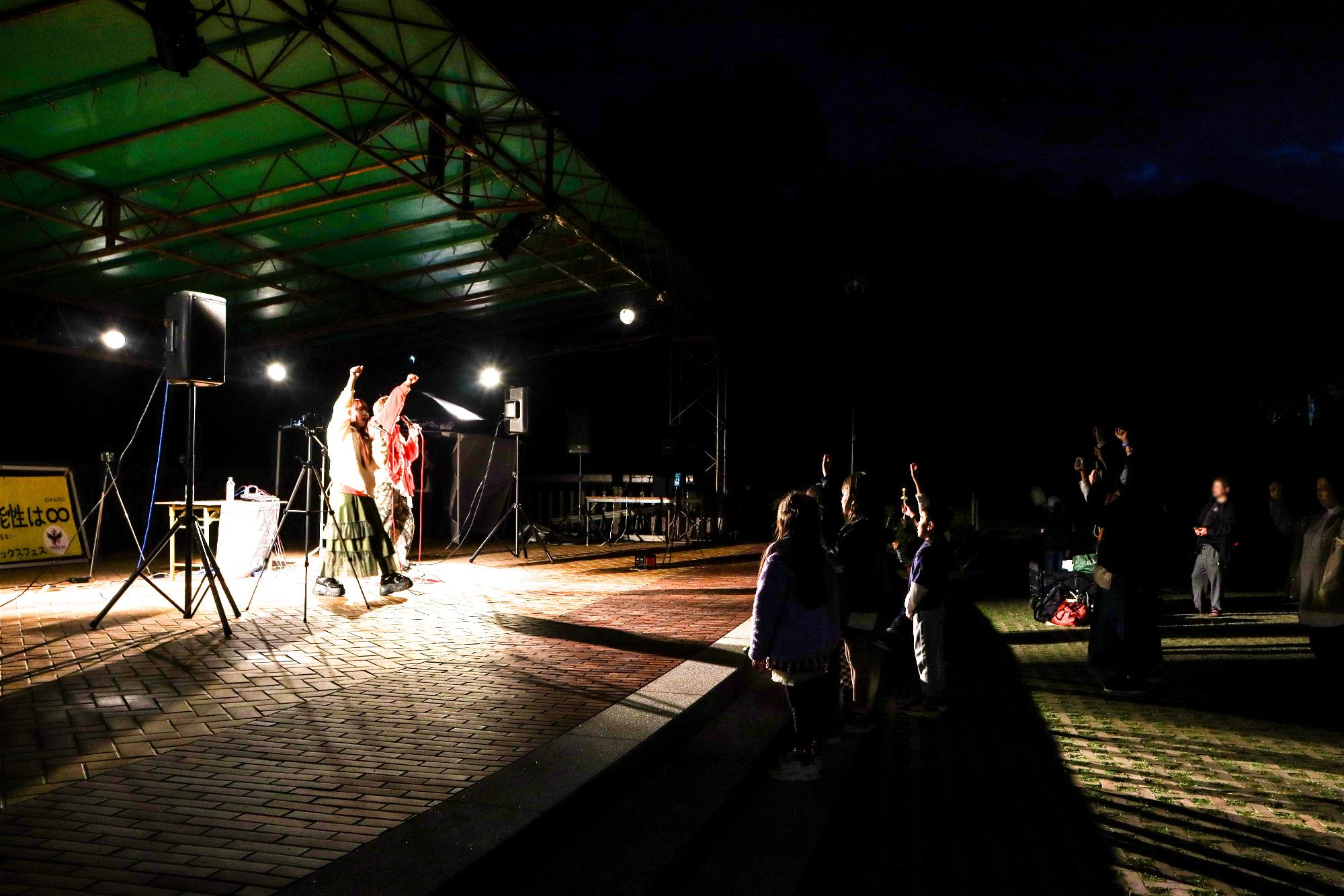 ライブを楽しむ子どもたち