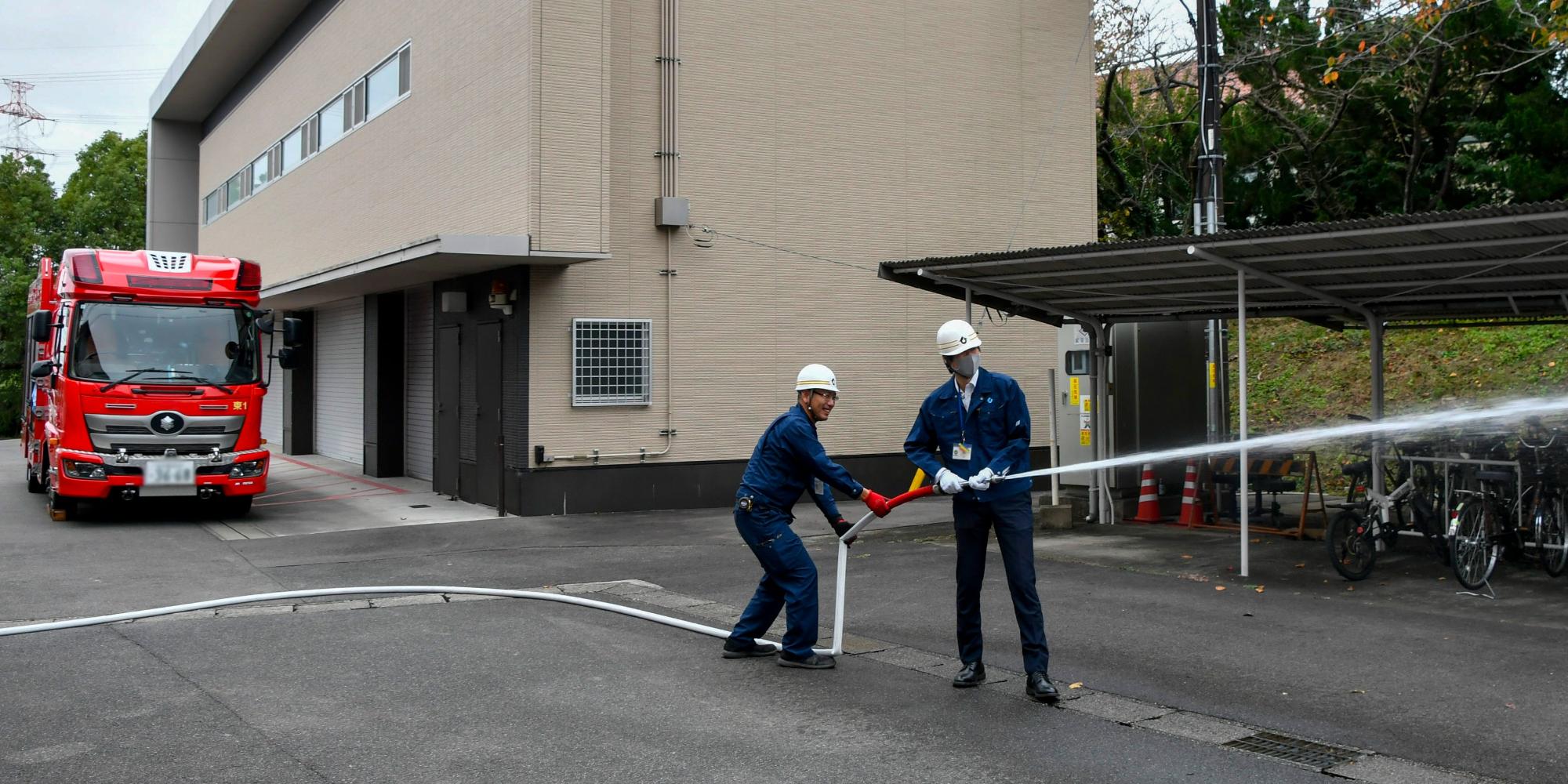 防災訓練で放水する様子