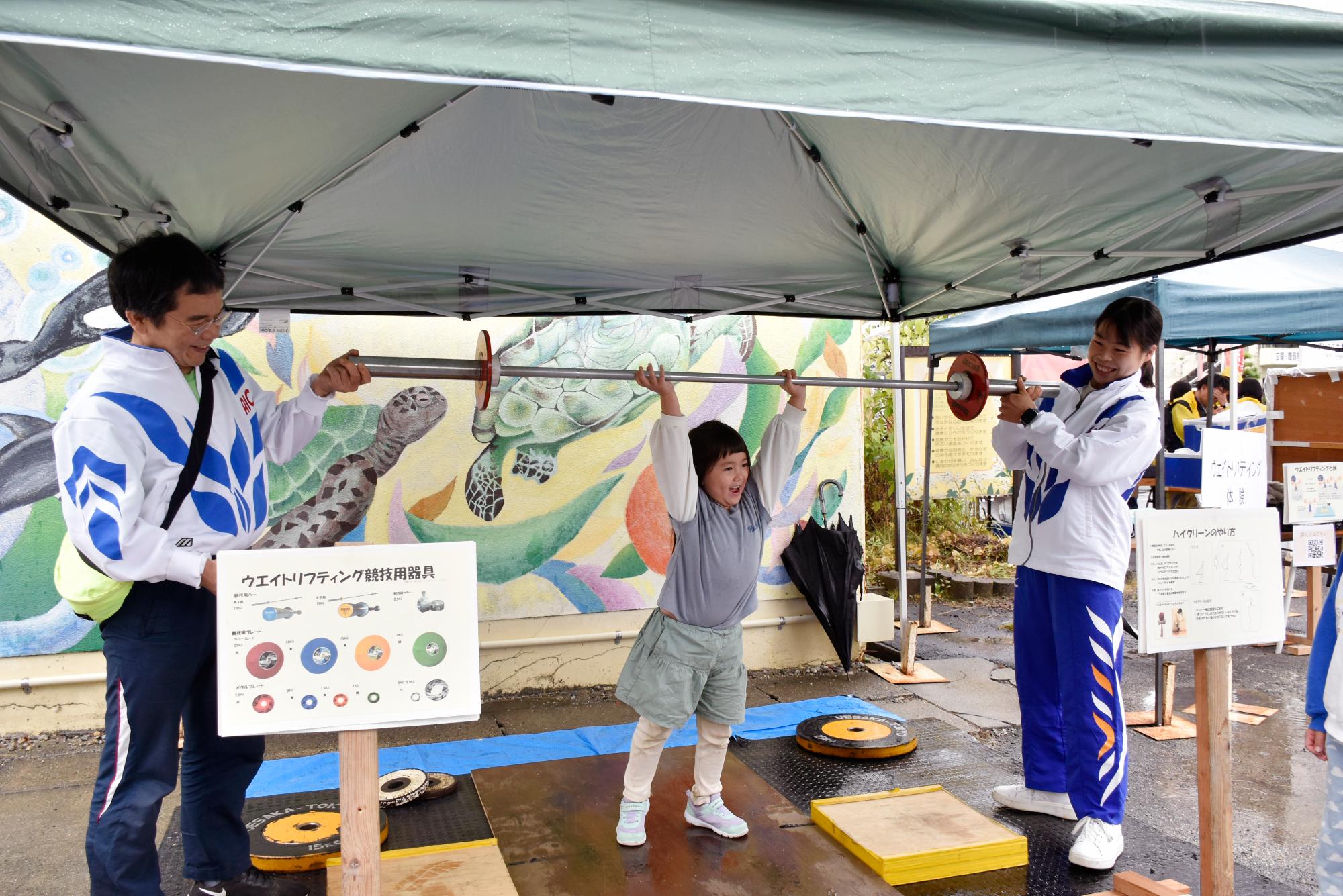 ウエイトリフティング体験の様子