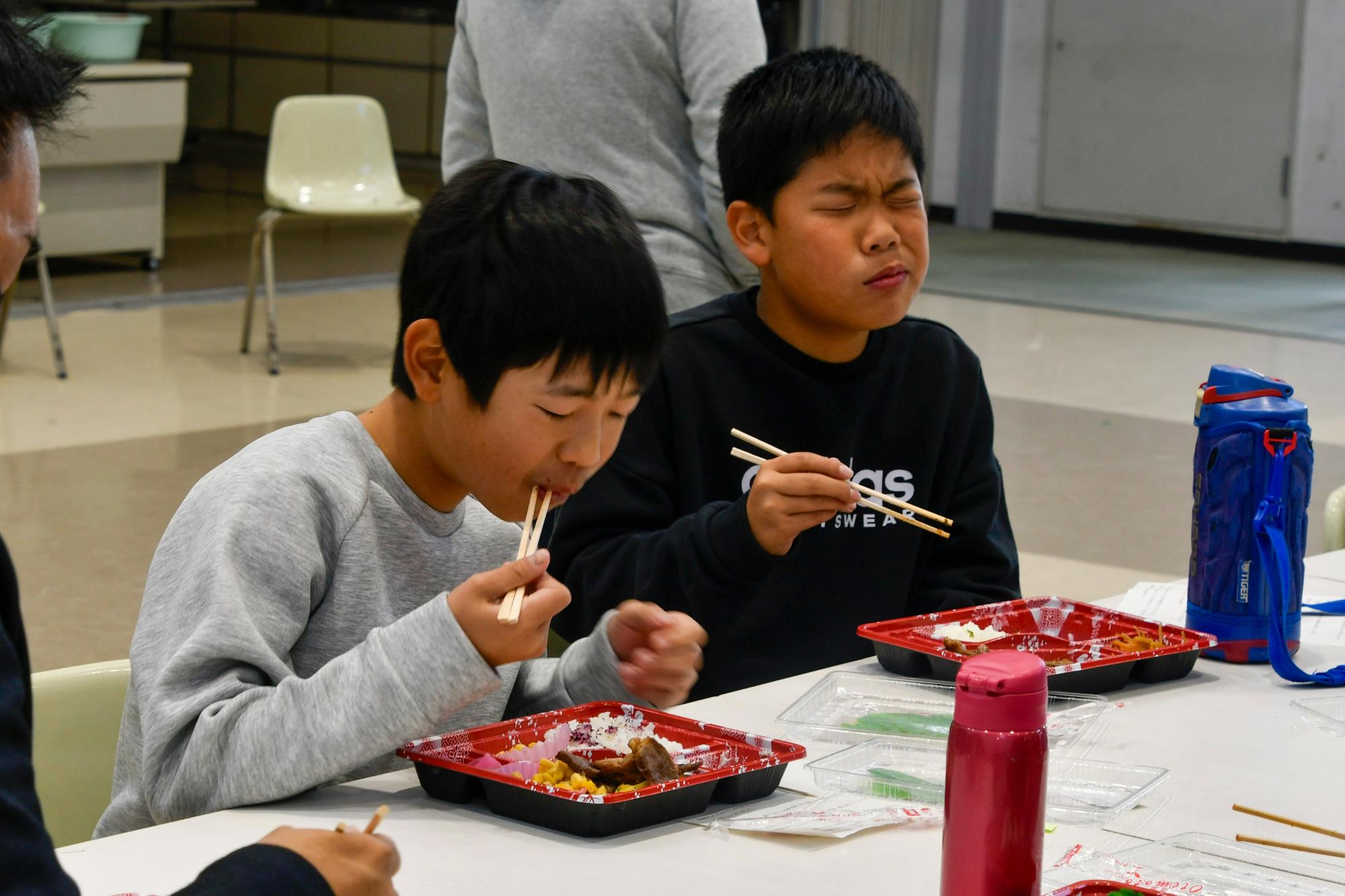 お弁当を食べる児童