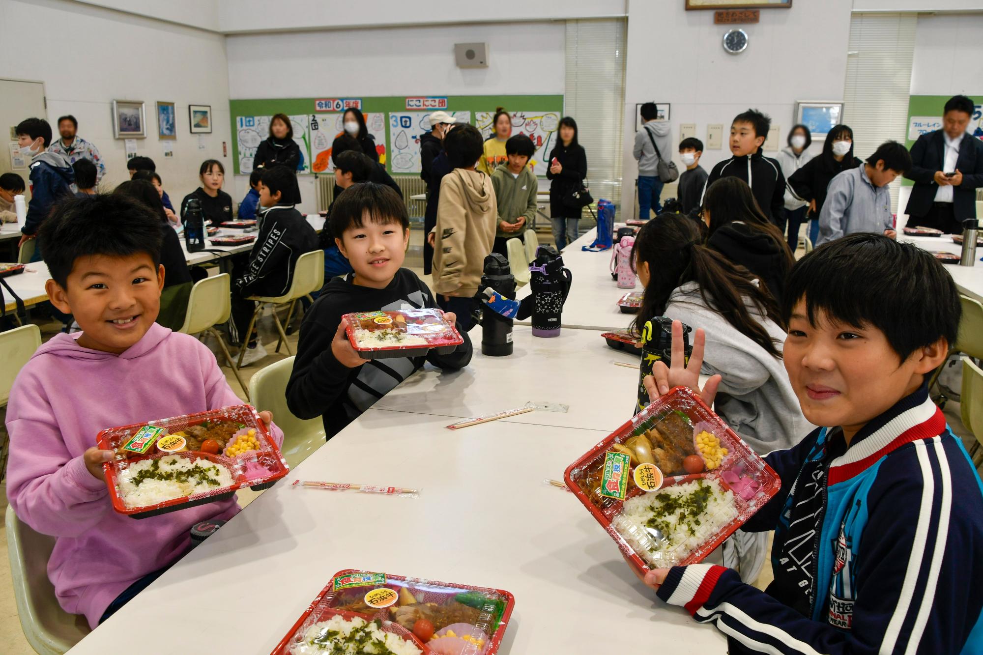 お弁当を手にする児童たち