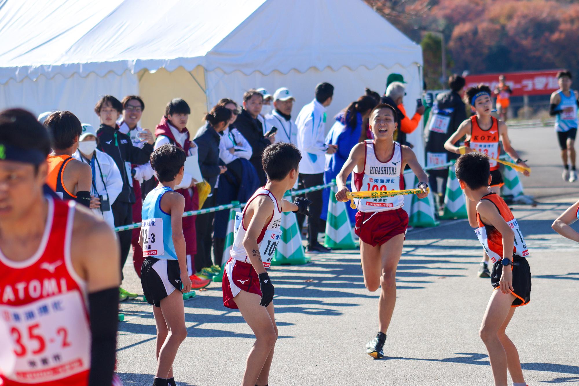 タスキを繫ぐ選手