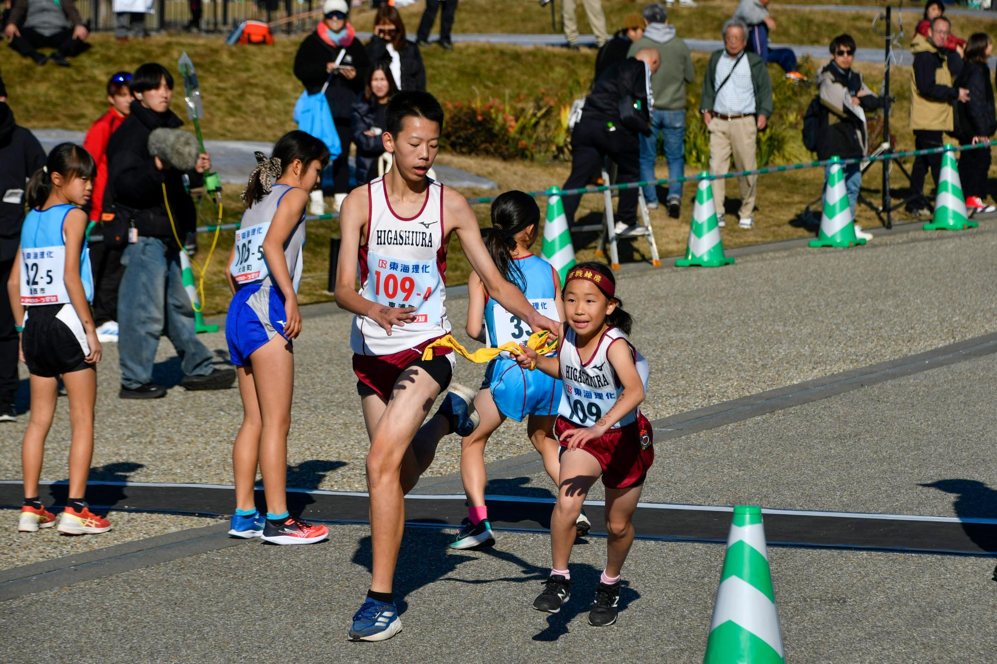 タスキを繫ぐ選手