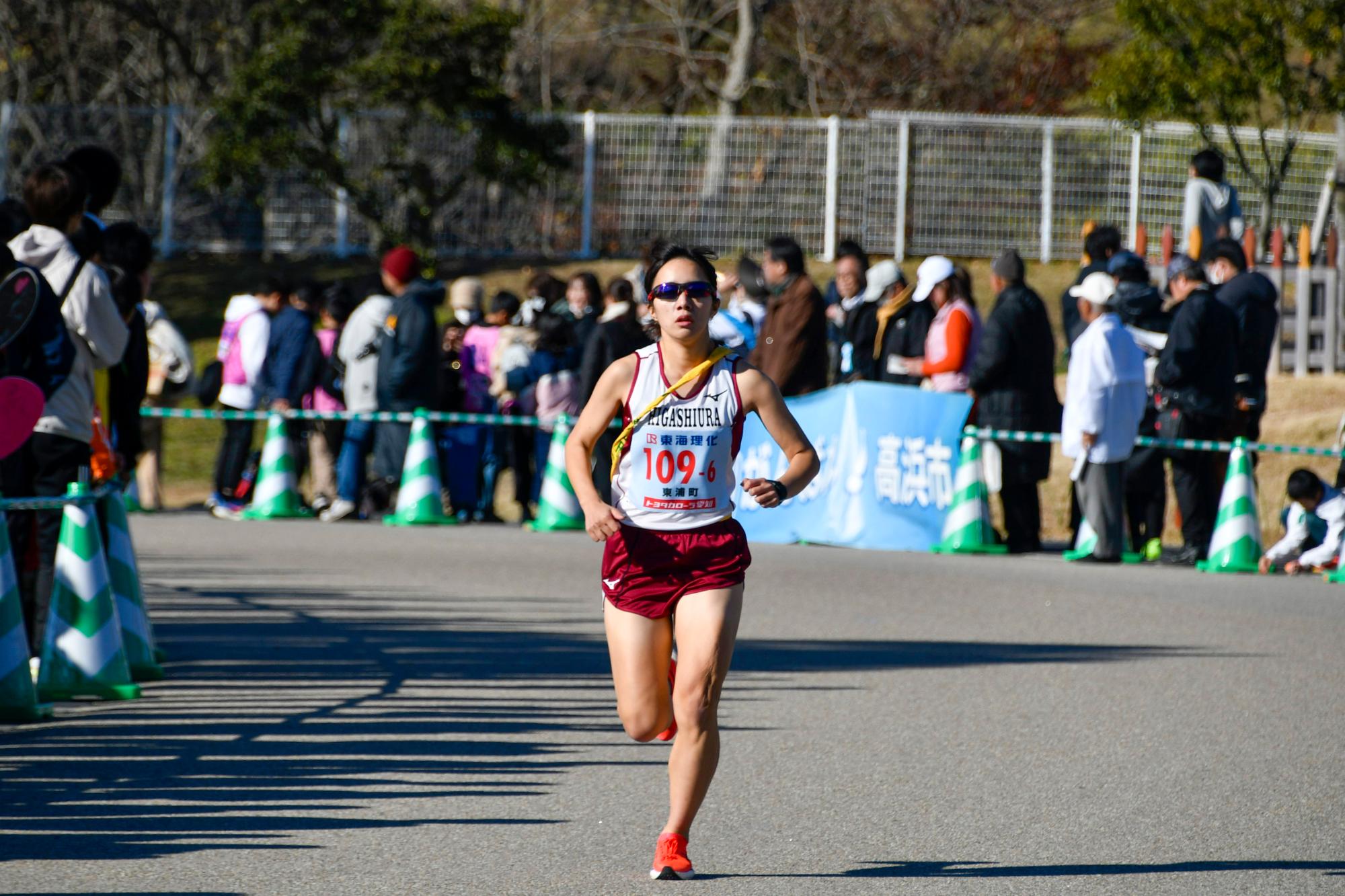 声援を受けながら走る選手