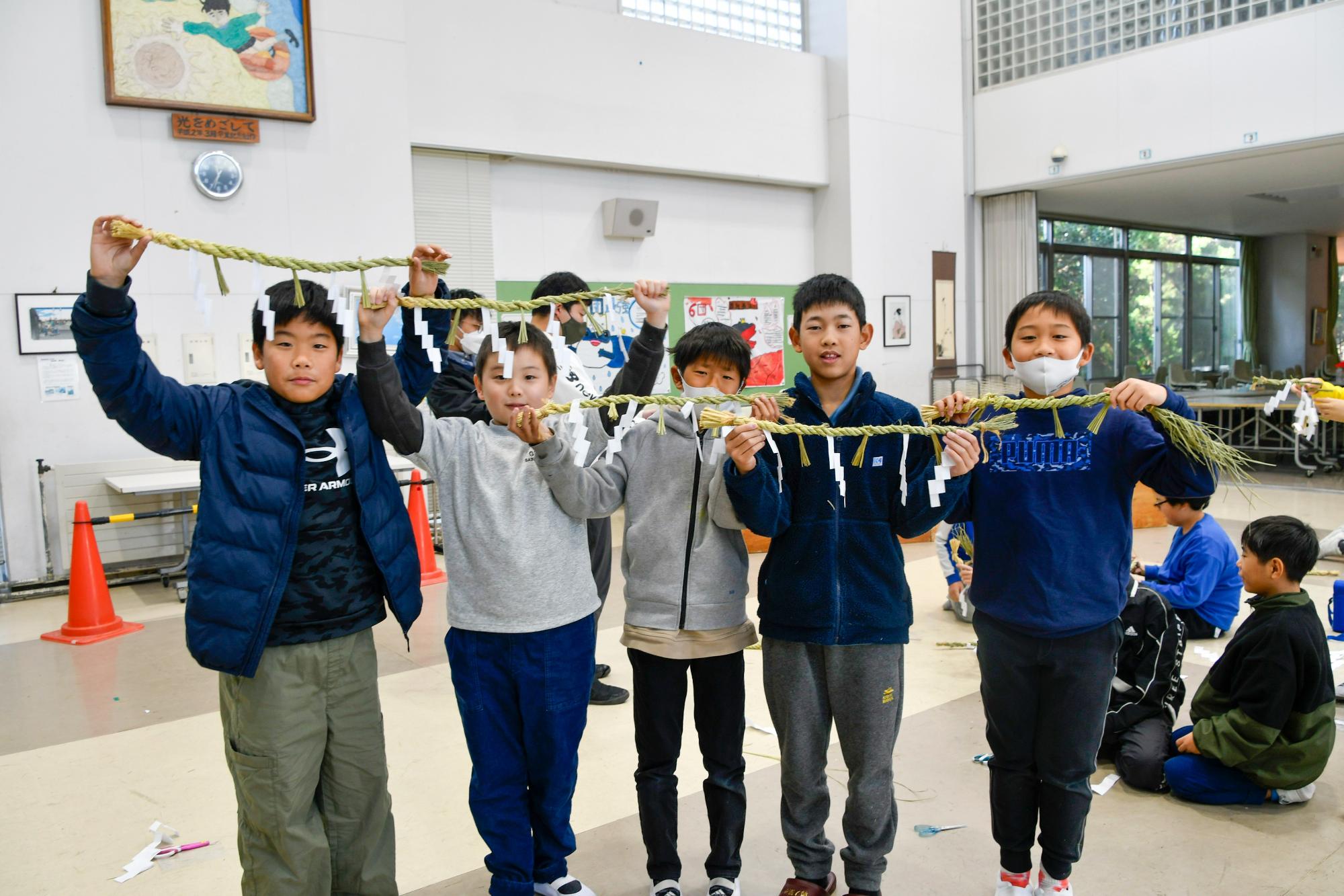 完成したしめ縄を手にする児童たち