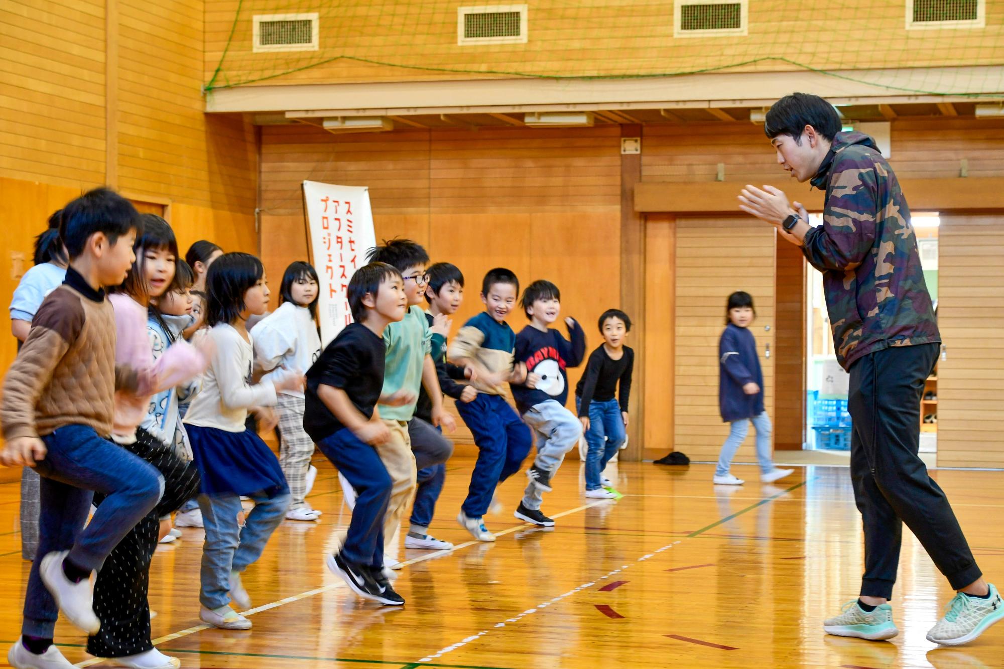 足のあげ方を教わる児童たち