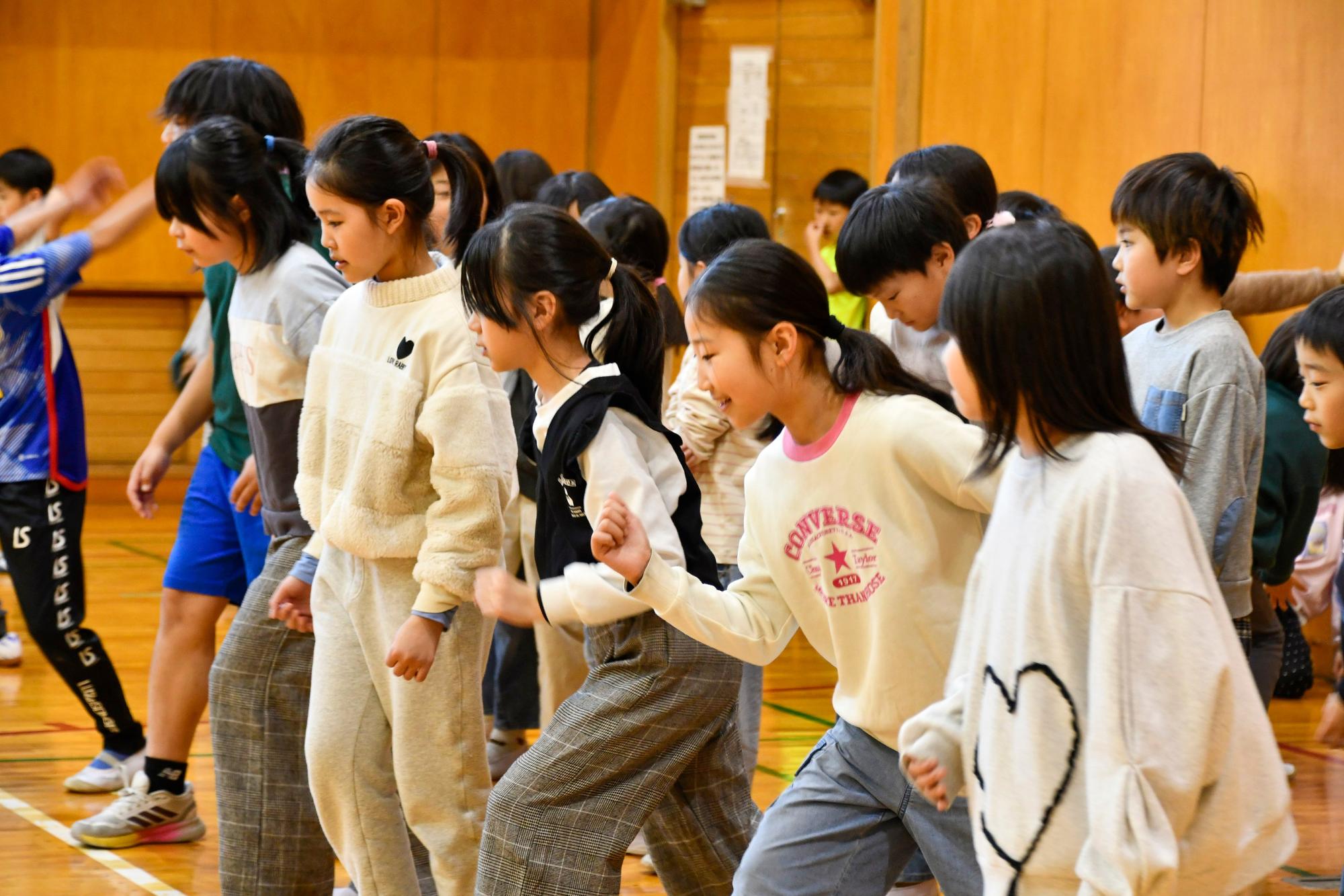スタートの姿勢を取る児童たち