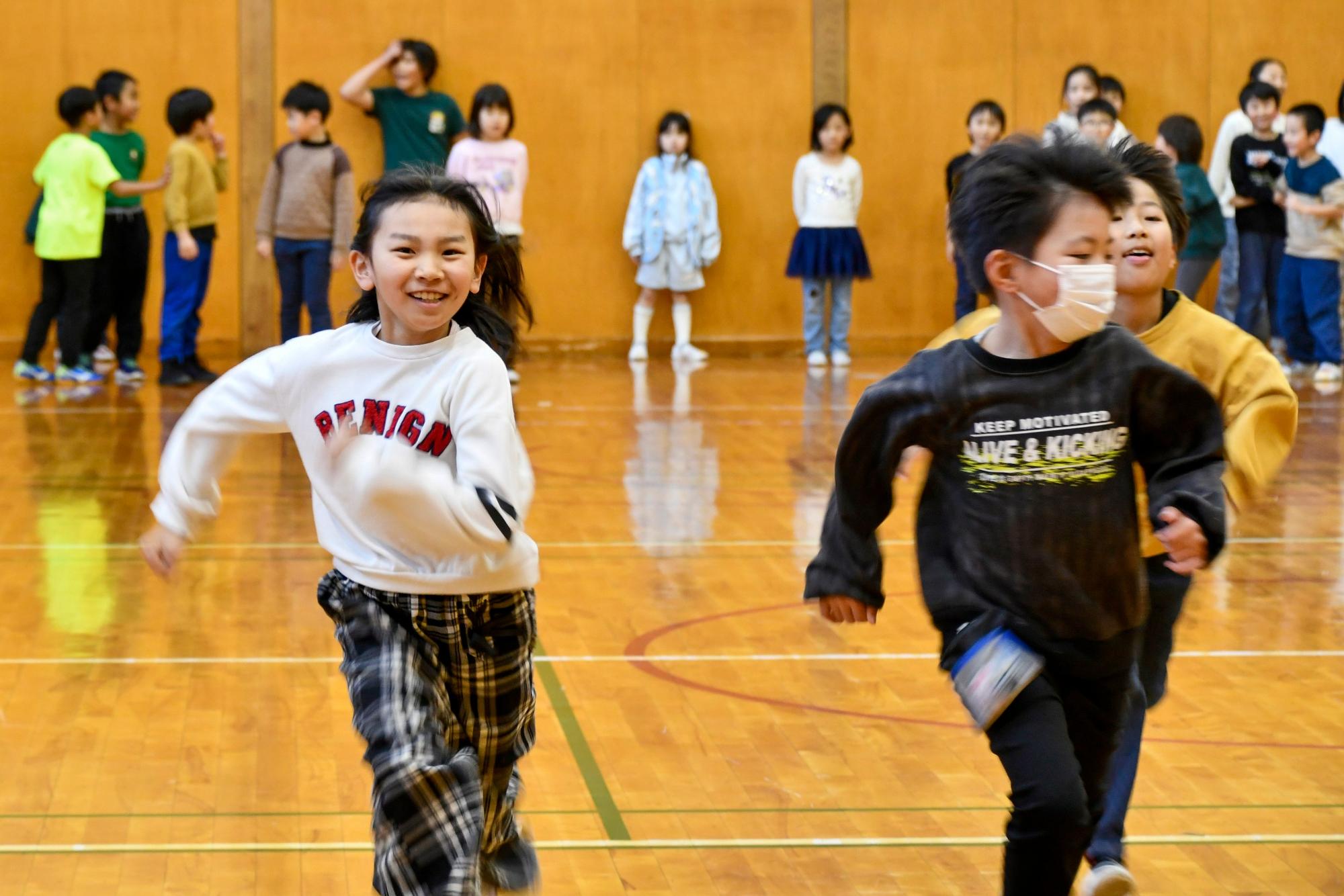 教わったことをもとに走る児童たち