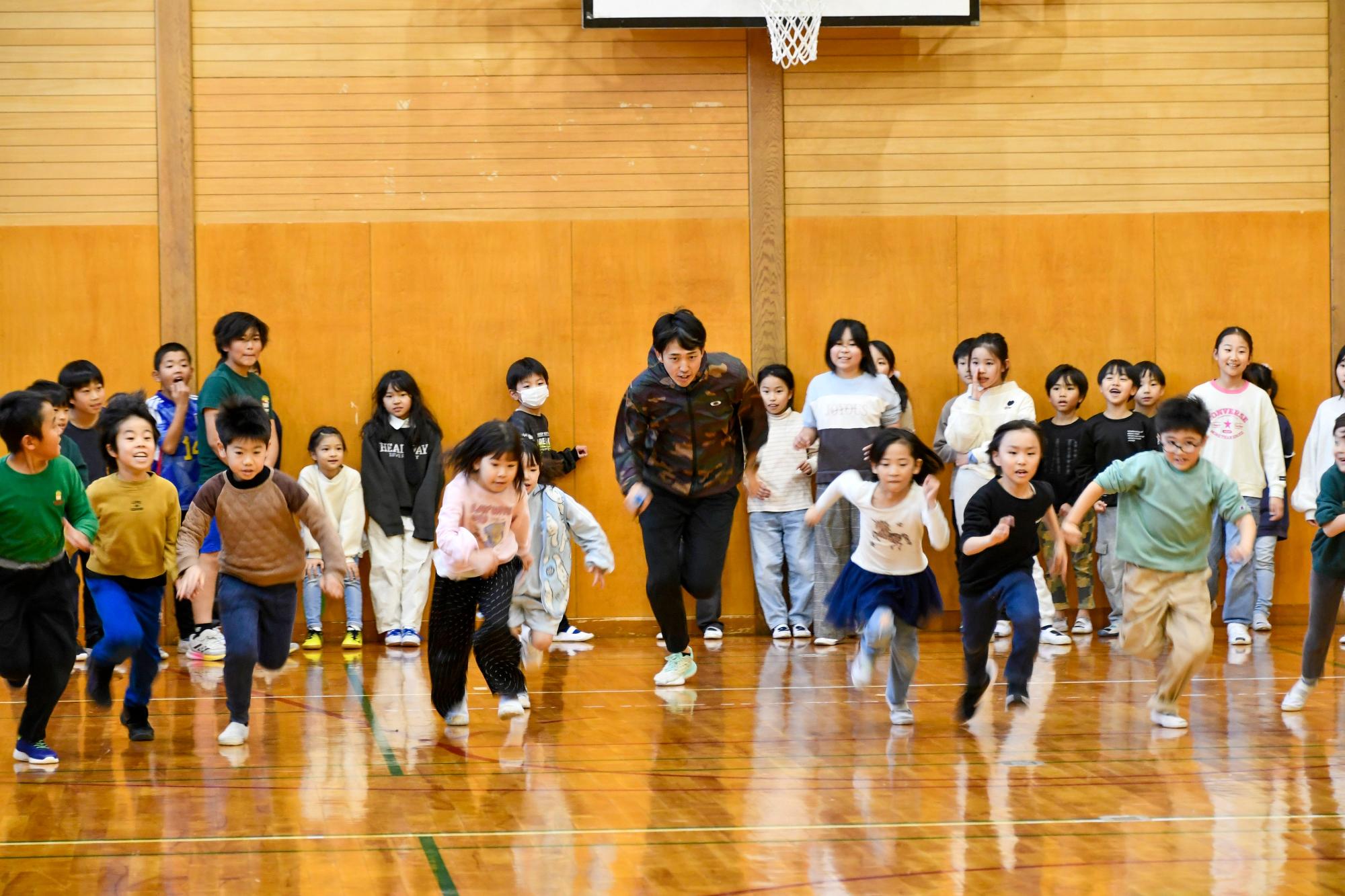 講師と一緒に走る児童たち