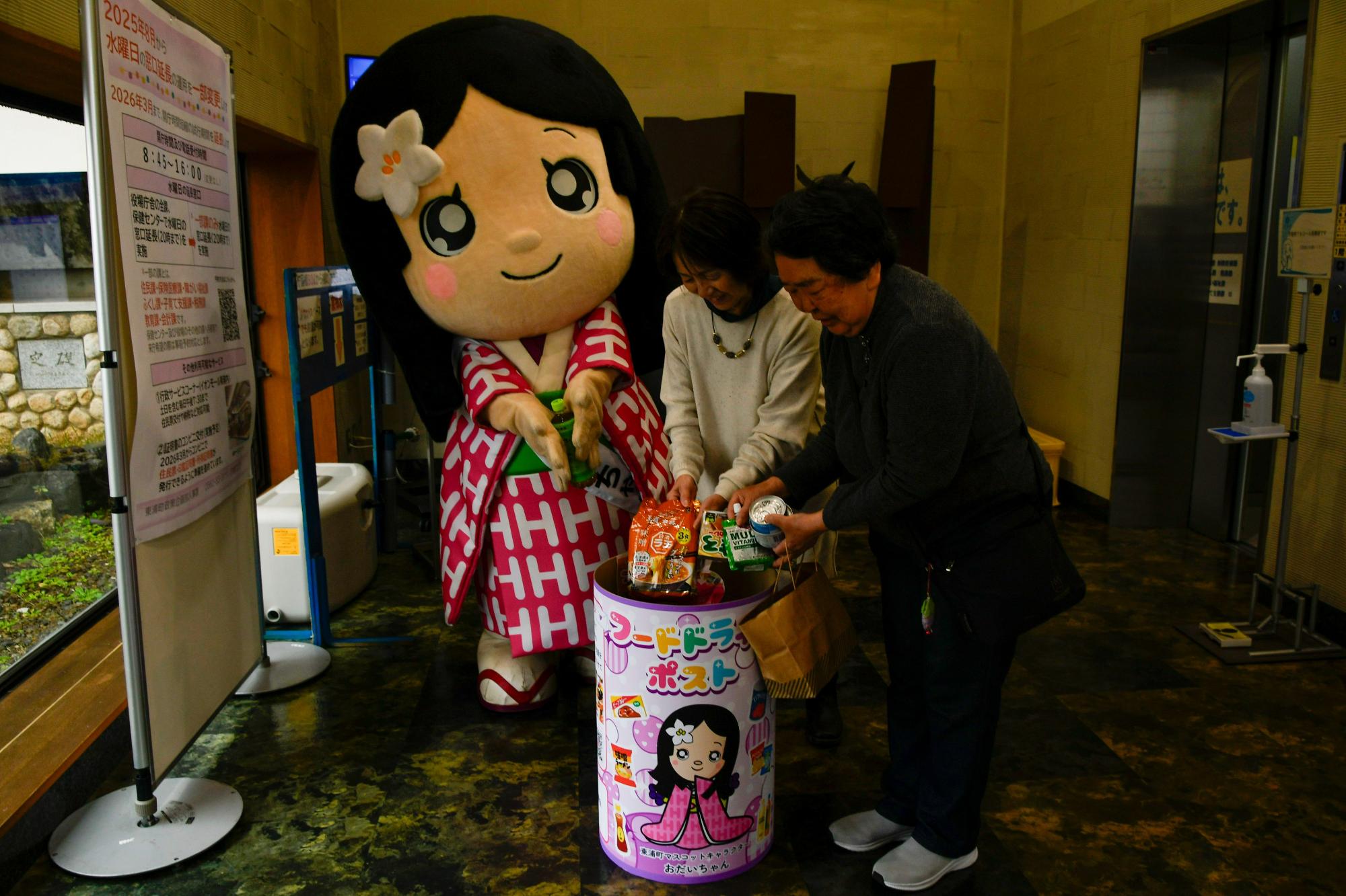 フードドライブポストに食品を入れる住民