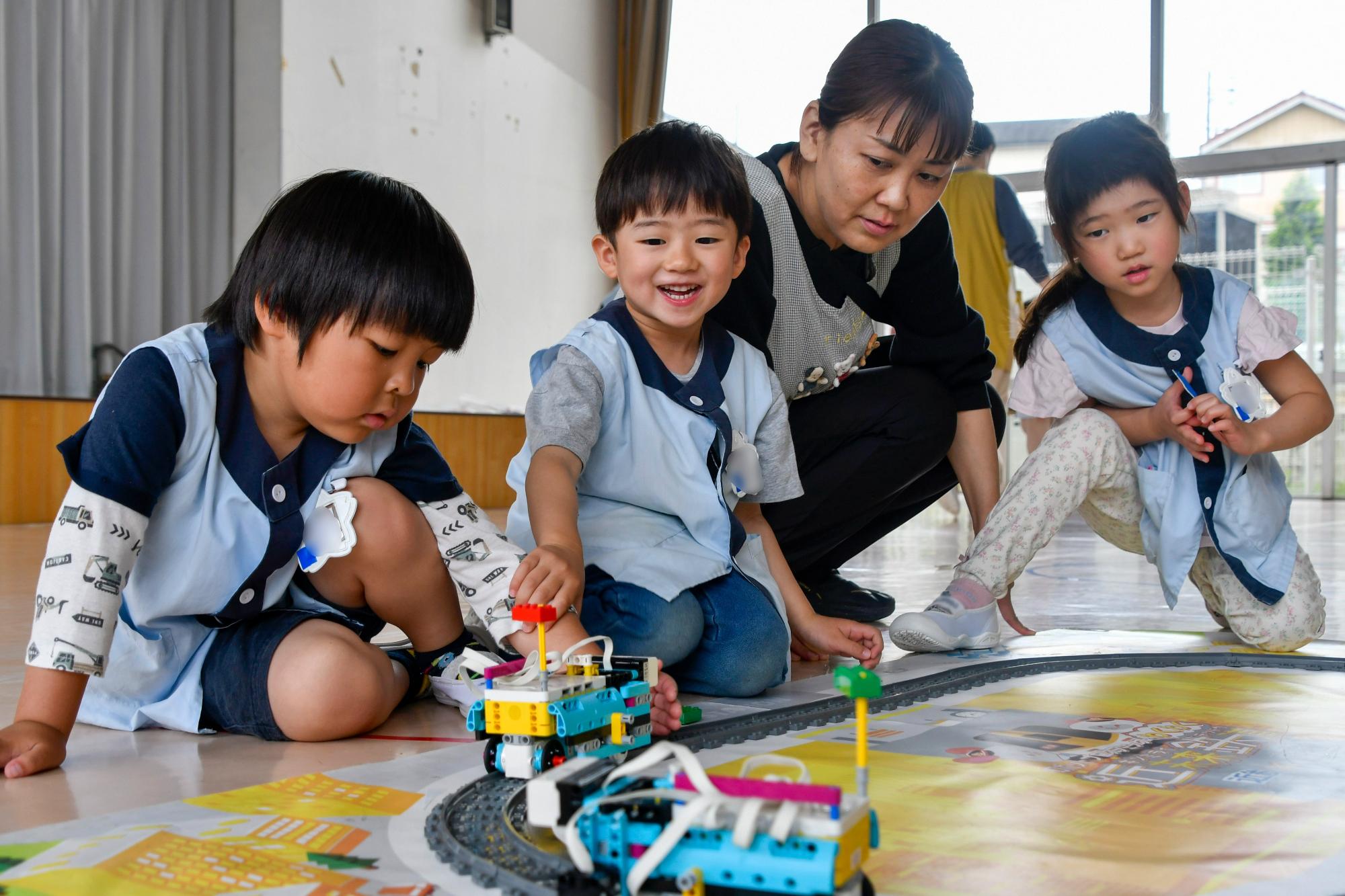 園児がロボットで遊ぶ様子