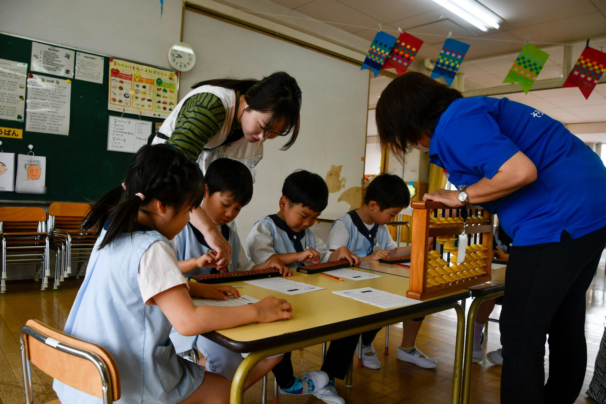 園児がそろばんを学ぶ様子