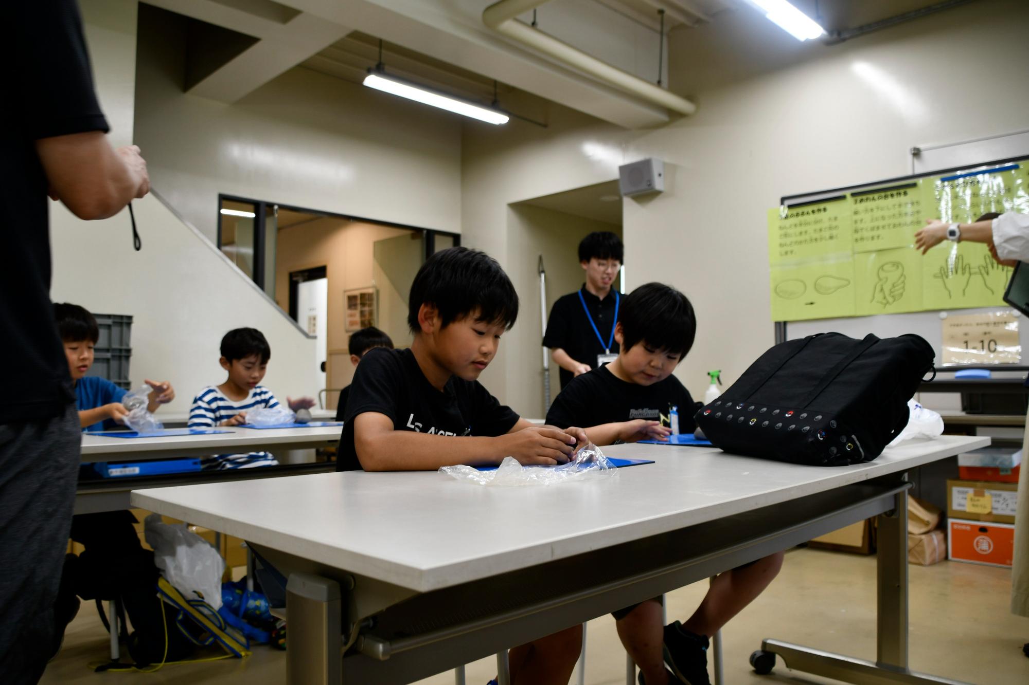 土器づくり体験の様子