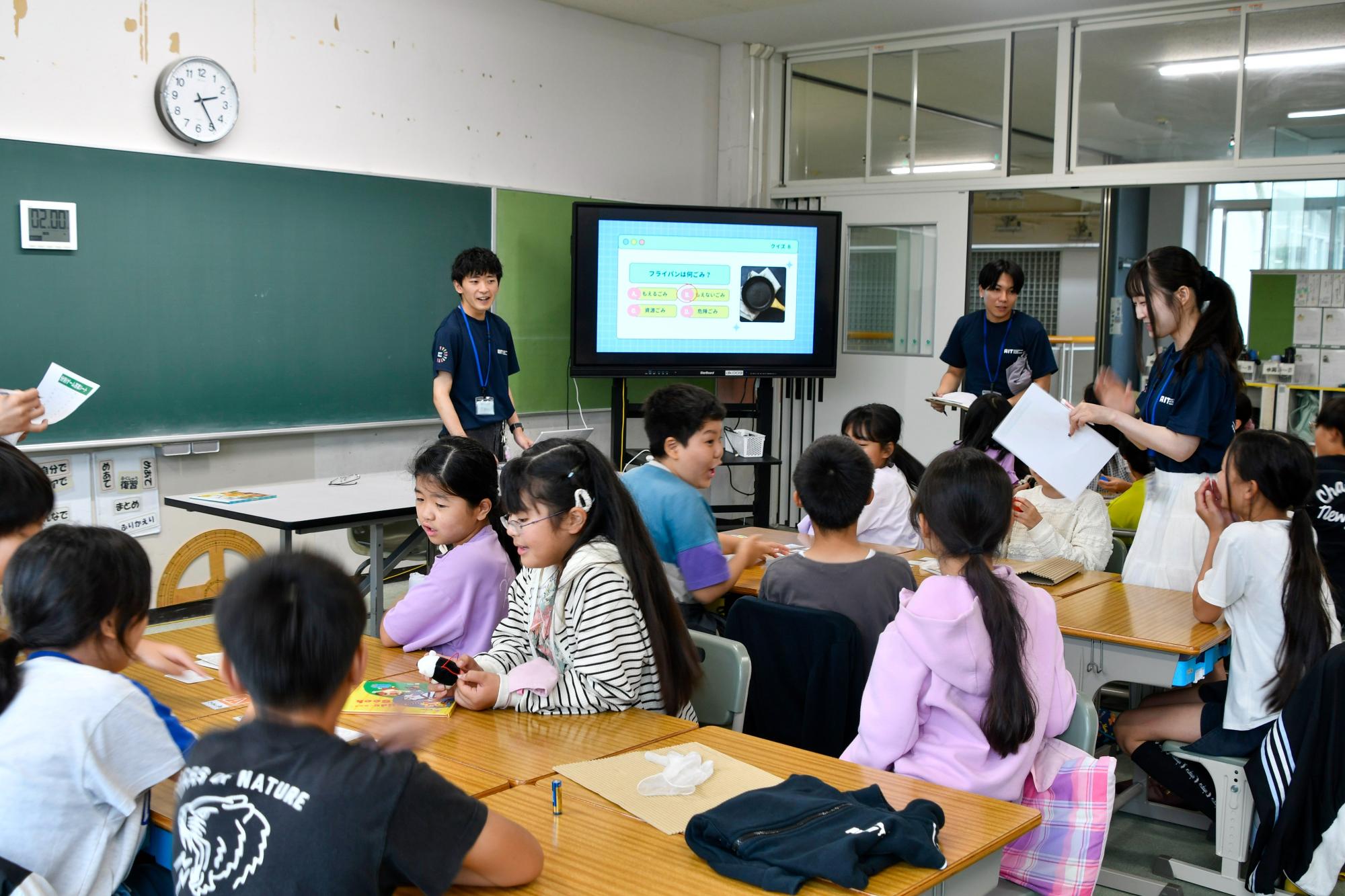 愛工大の学生が授業をする様子