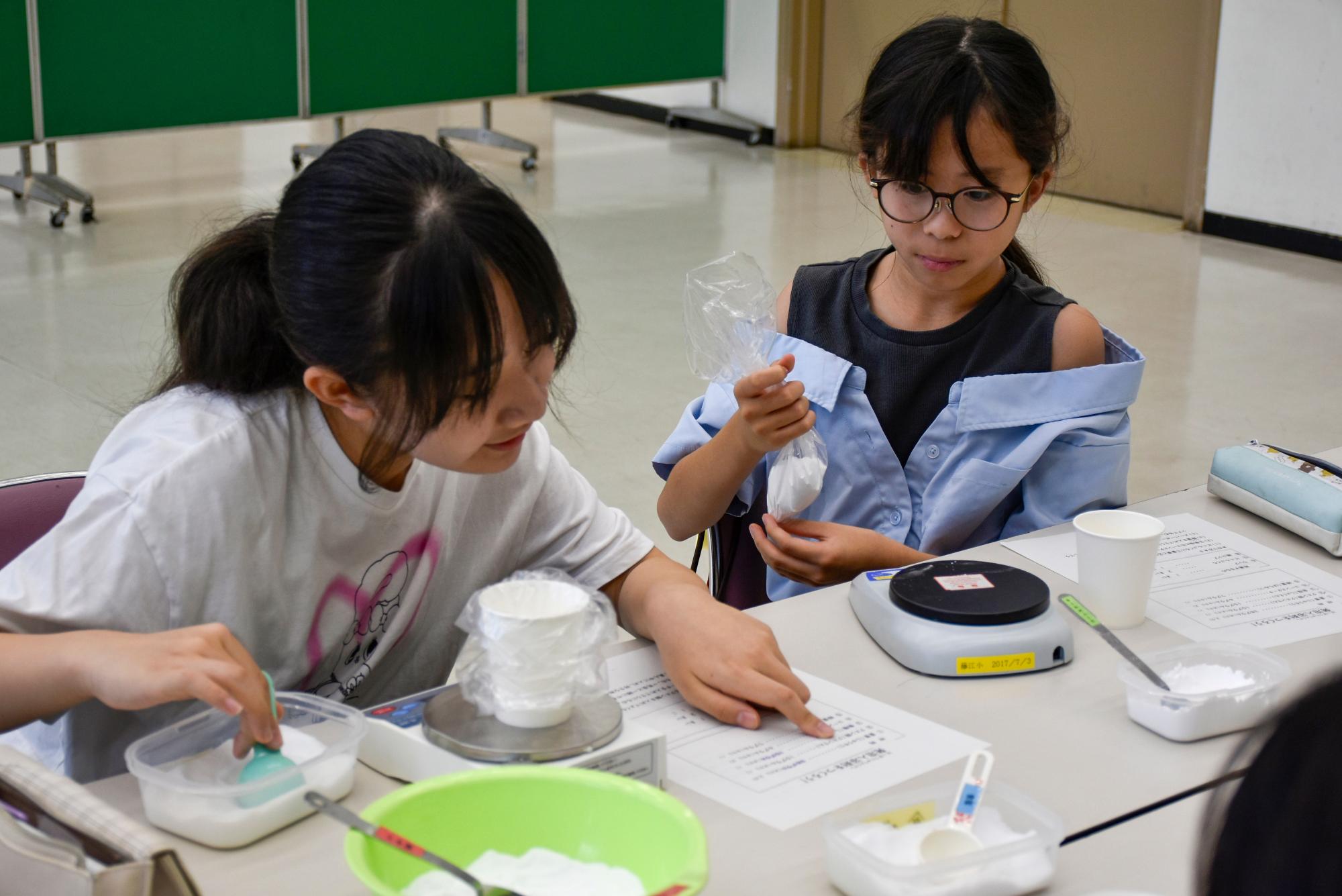 発泡入浴剤づくりの様子