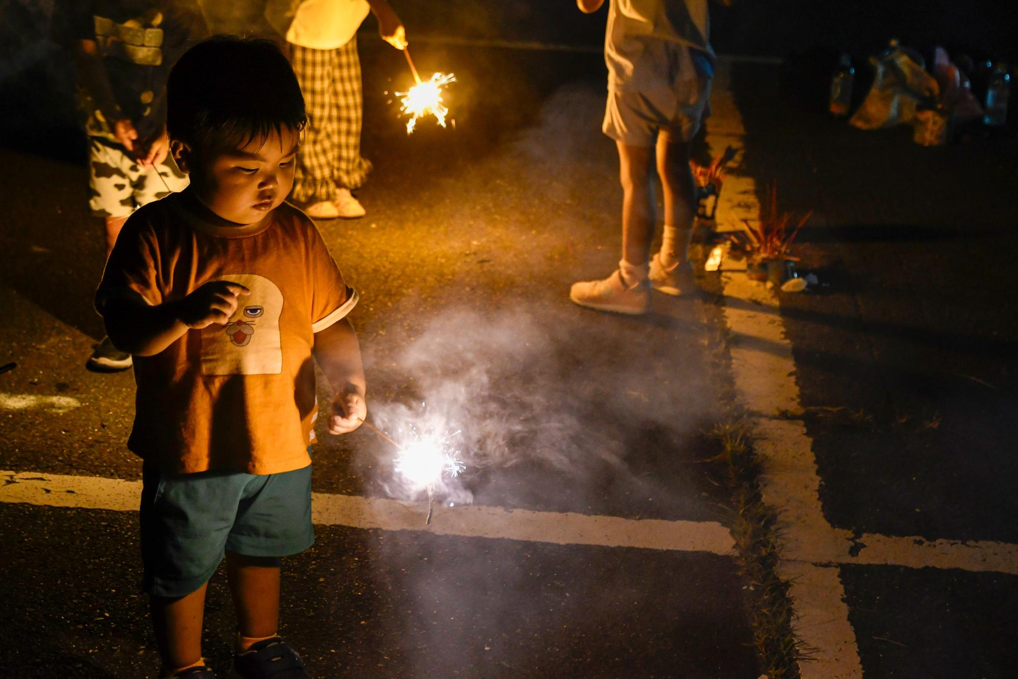 手持ち花火を手にする子ども