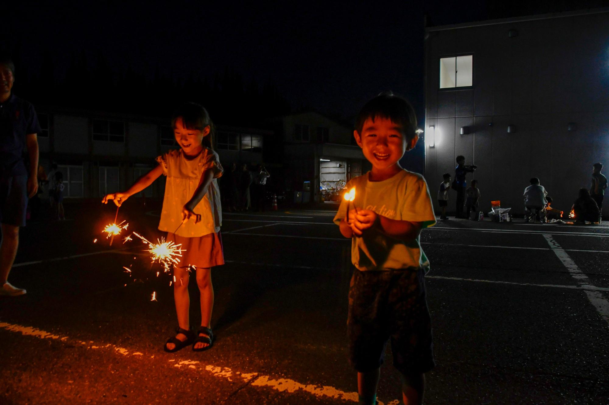 手持ち花火を楽しむ子どもたち
