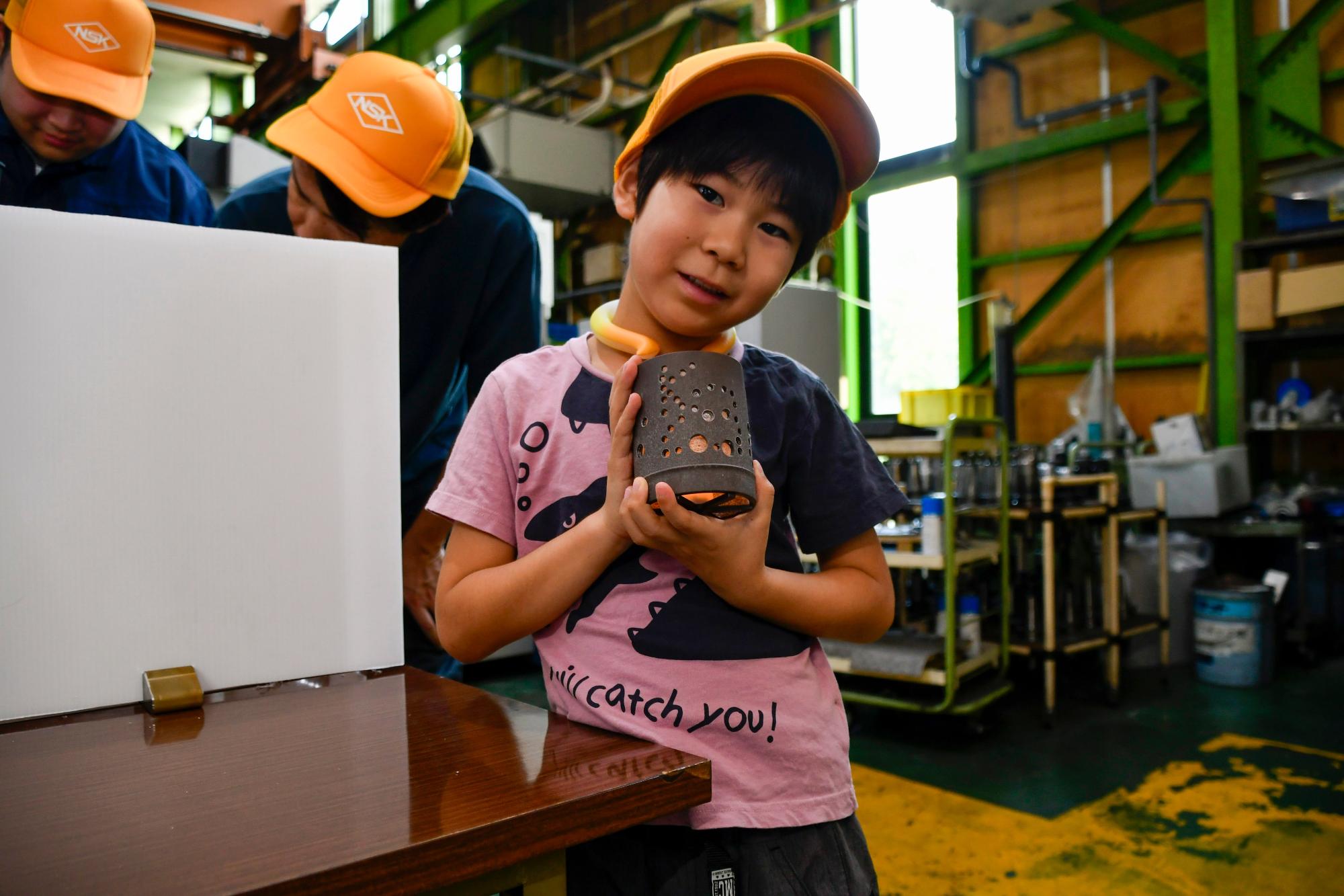 完成したランプシェードを手にする子ども