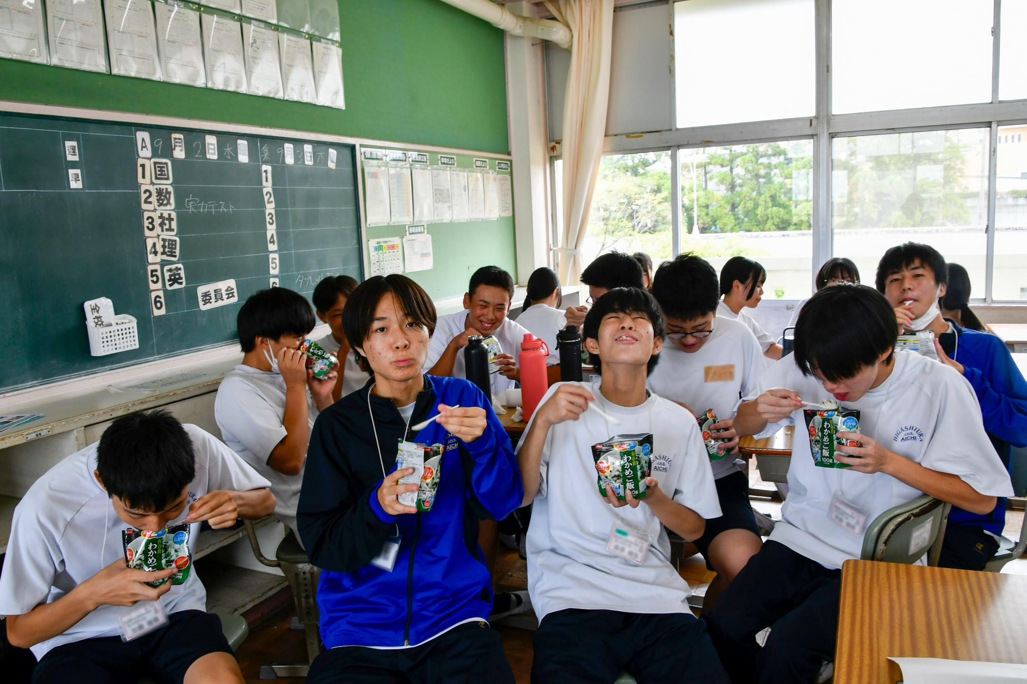 非常食を食べる生徒たち