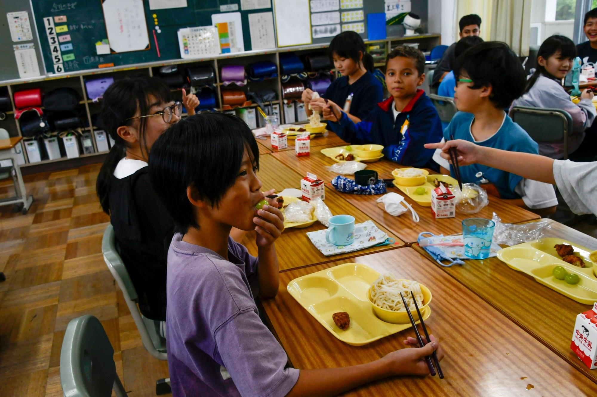 給食で東浦ぶどうを食べる児童