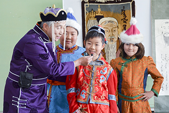 モンゴルの民族衣装に身を包む子ども達