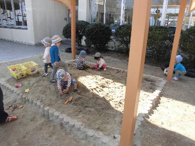 砂場で遊ぶ子