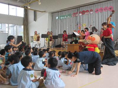 東浦フィルハーモニー管弦楽団の演奏の様子