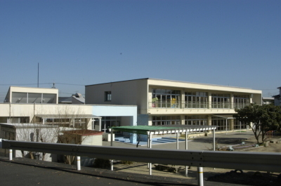 森岡西保育園の外観を写した写真。正面に2階建ての建物が建っている。