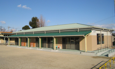なかよし学園がある森岡保育園の外観を写した写真。
