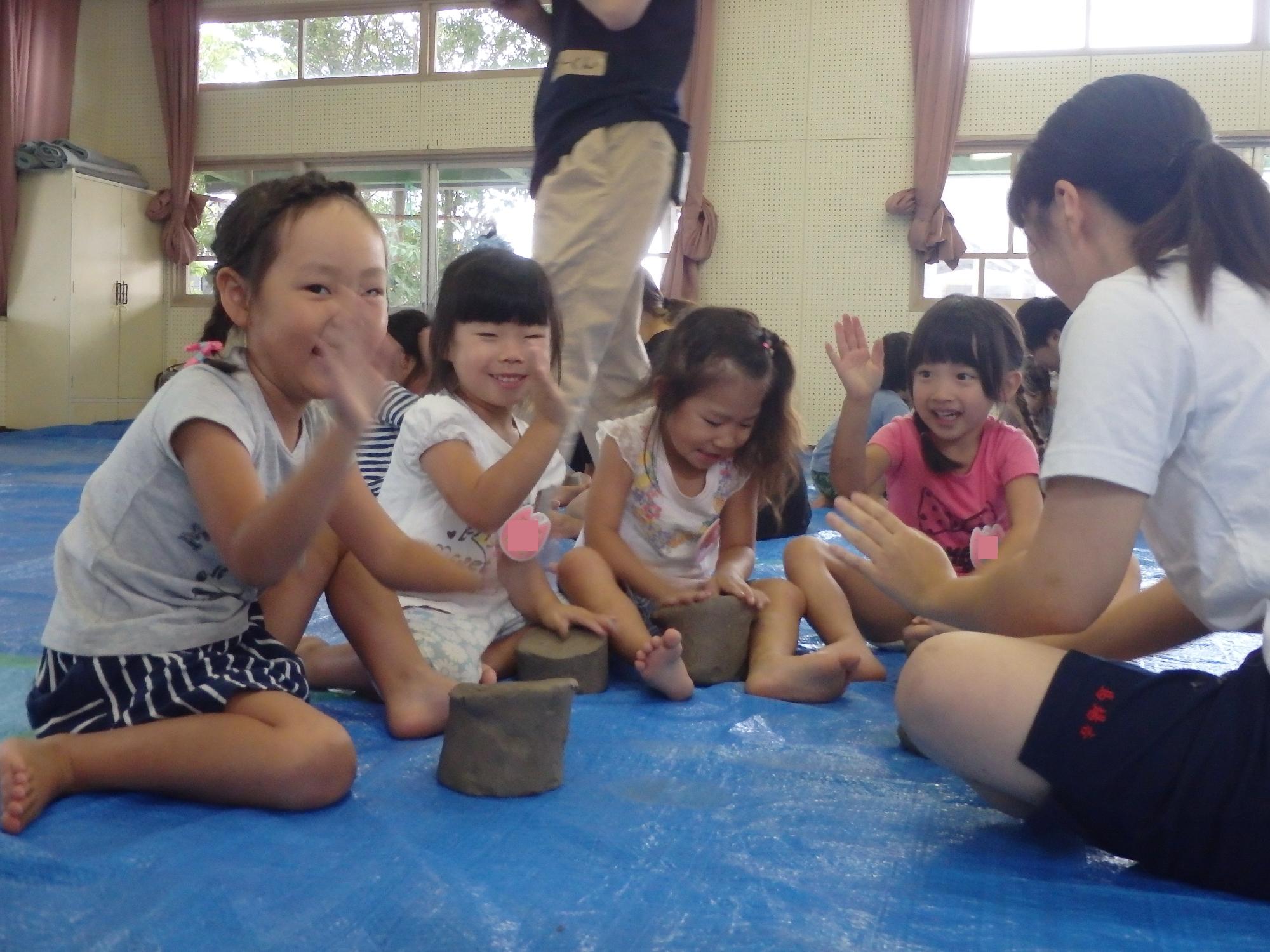 粘土を叩く様子