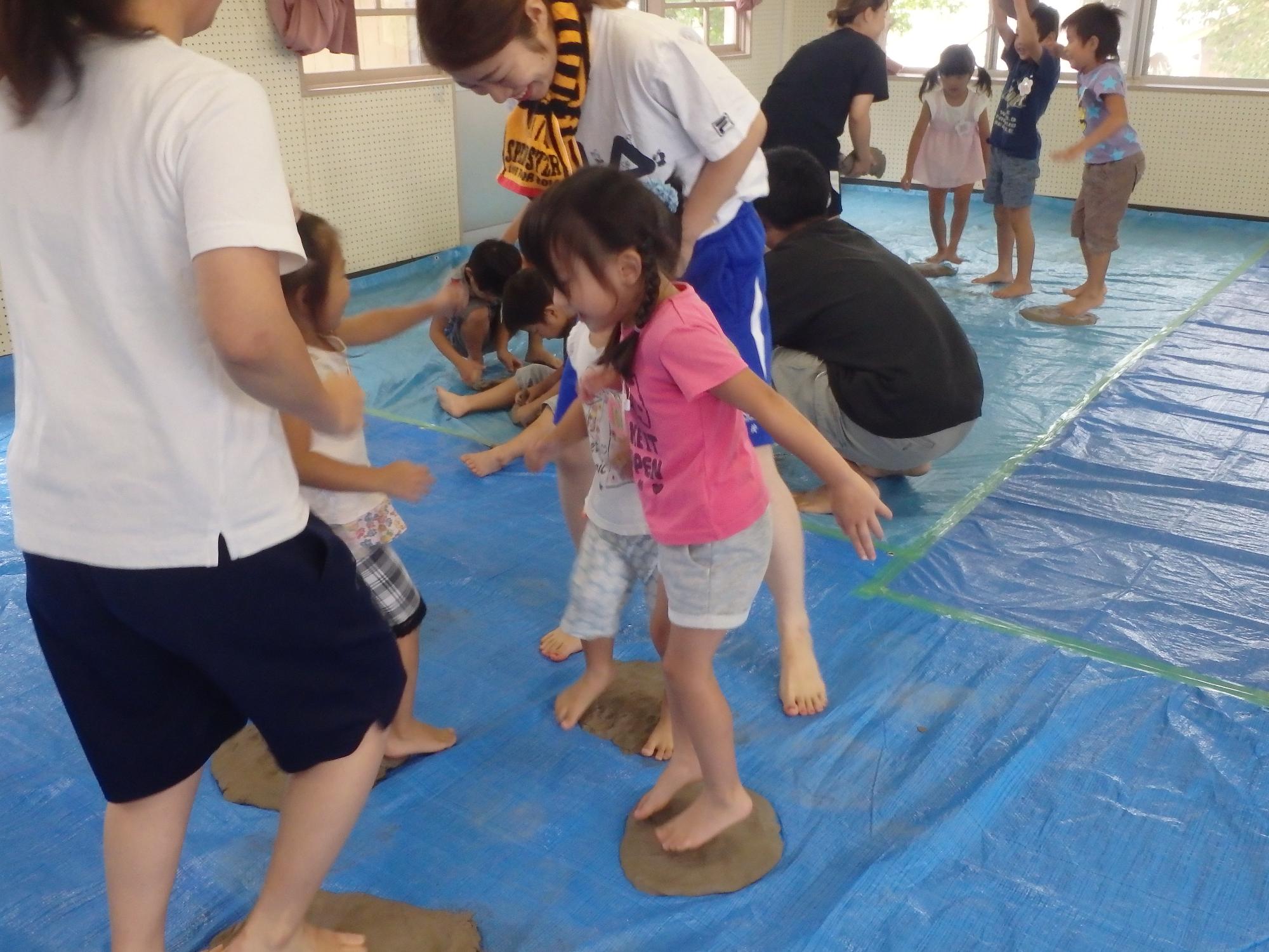 粘土を踏む様子