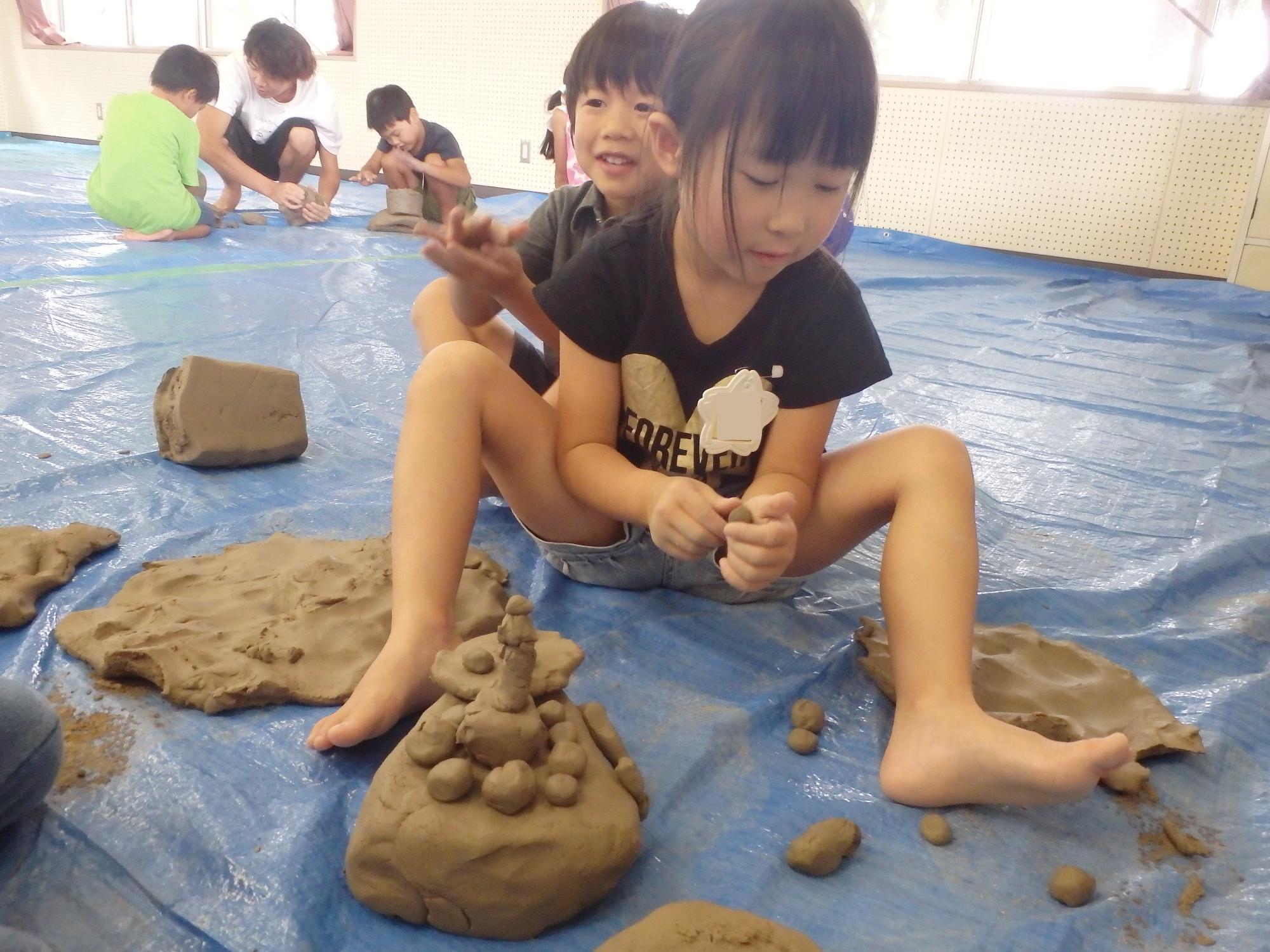 粘土でケーキを作る子ども