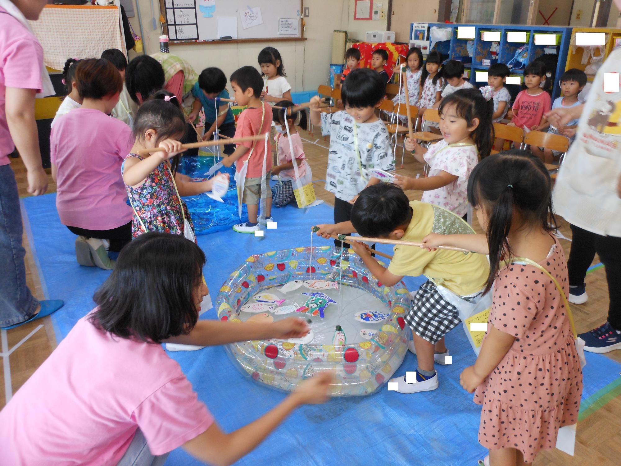 魚釣りをする子どもたちの様子