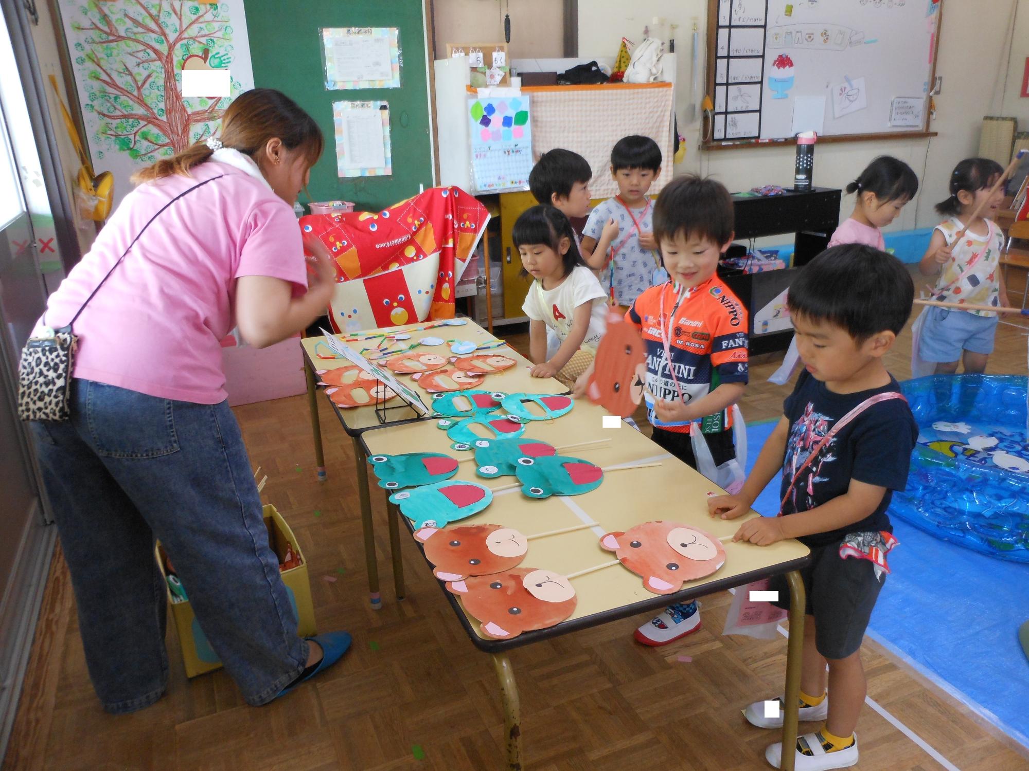 景品を選ぶ子どもたちの様子