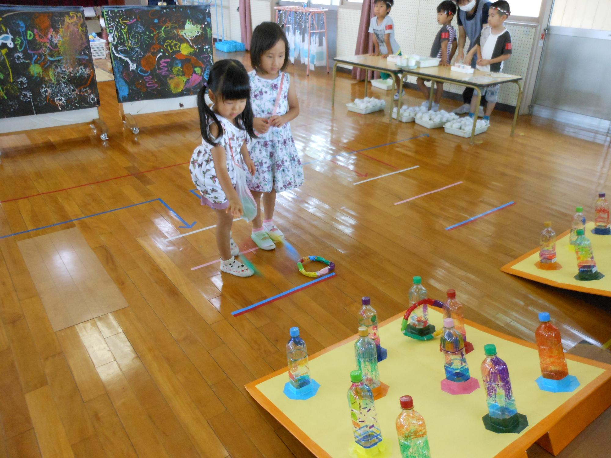 輪投げをする子どもたちの様子