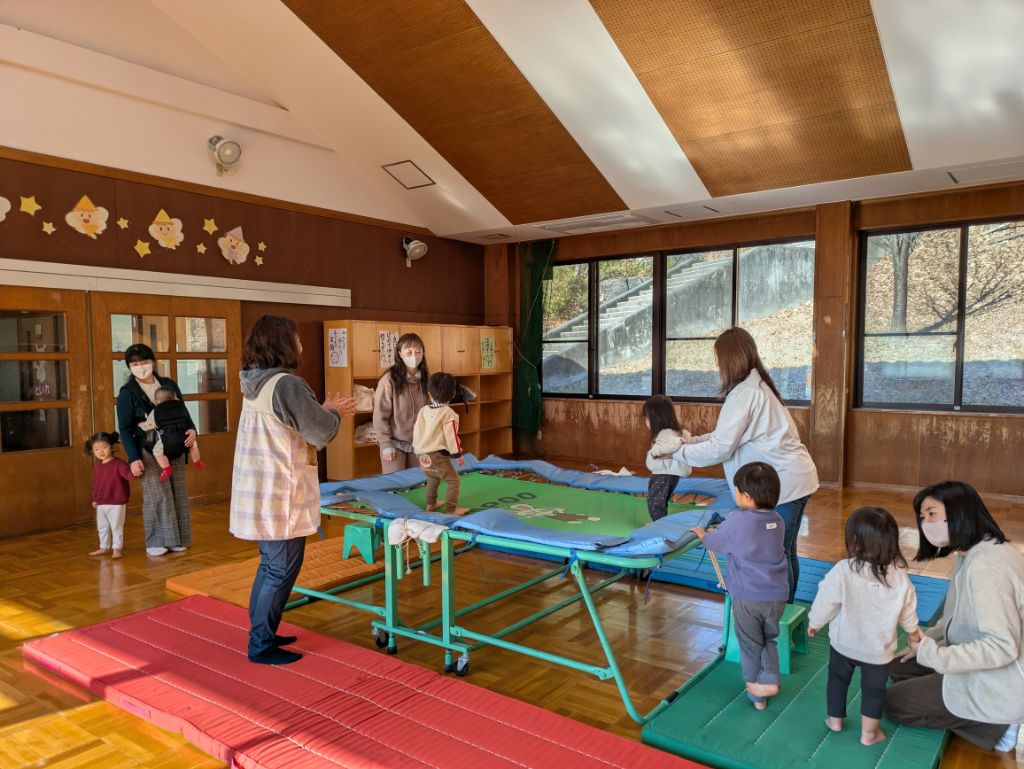 こあらトランポリン