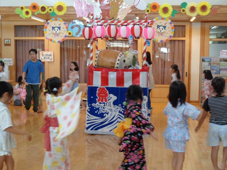 手作り矢倉を囲んでみんなで盆踊りを踊っているところ