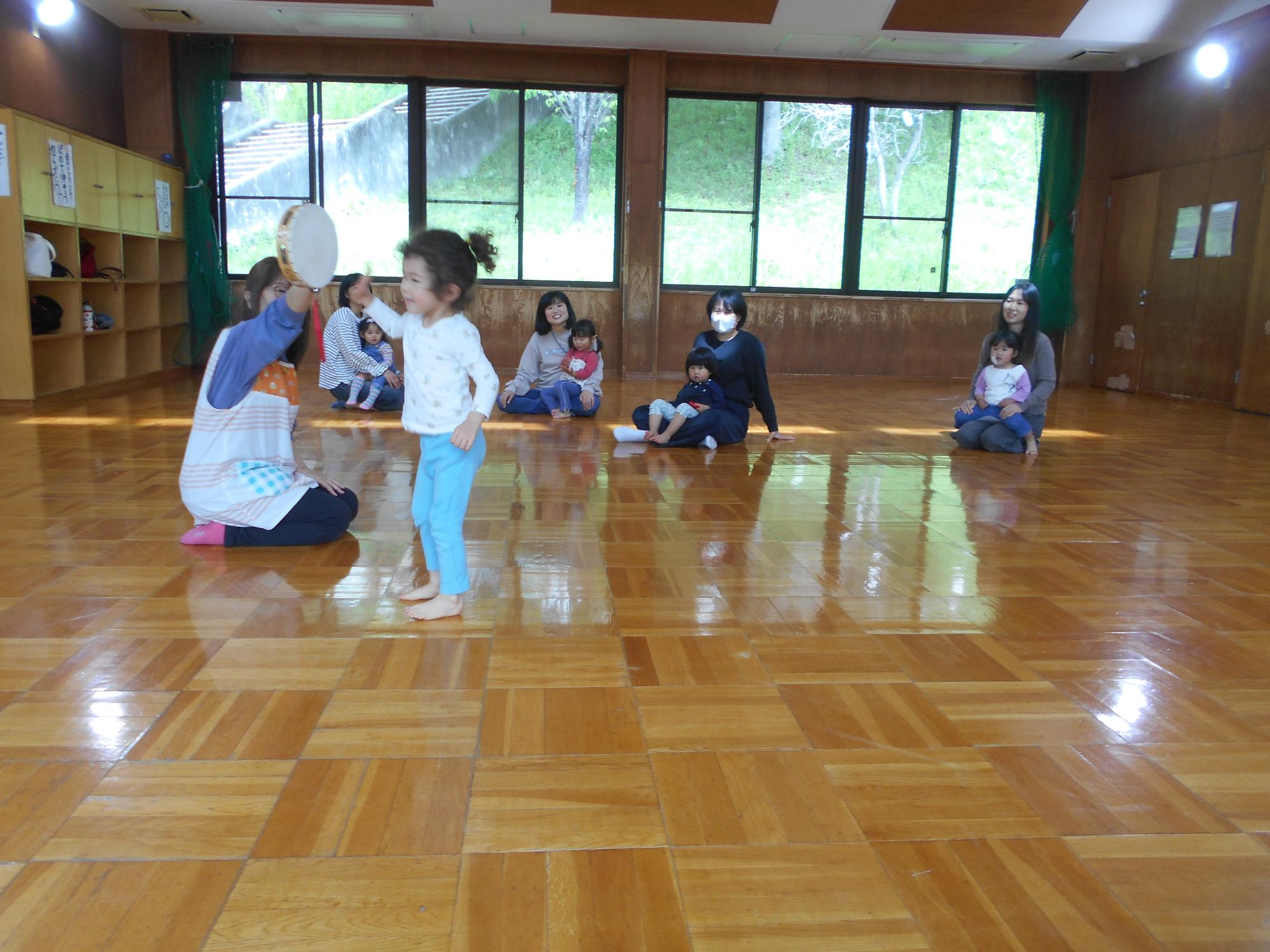 朝のお集り。名前を呼ばれた子はタンバリンにタッチ