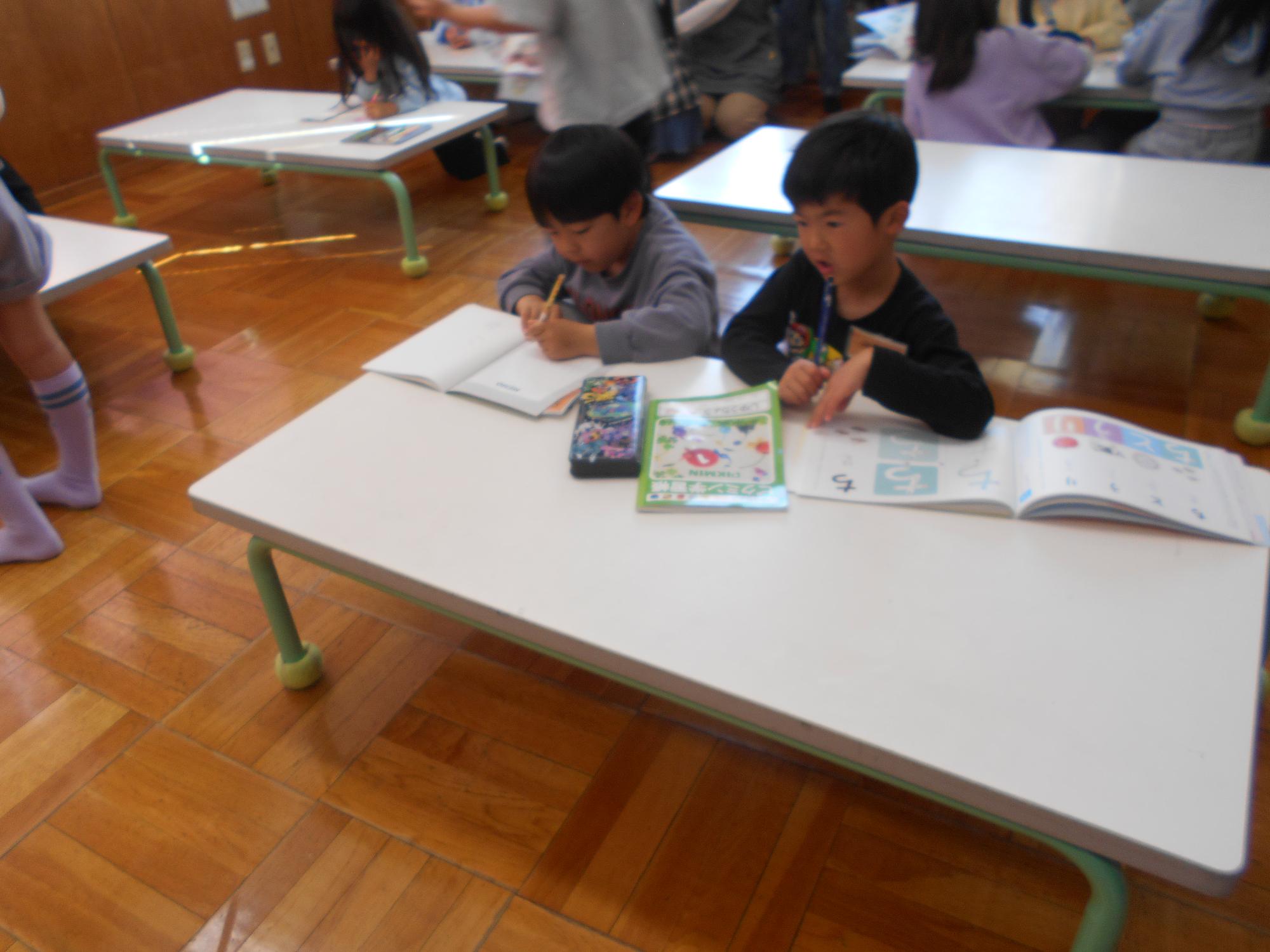 高学年にならって勉強をする1年生