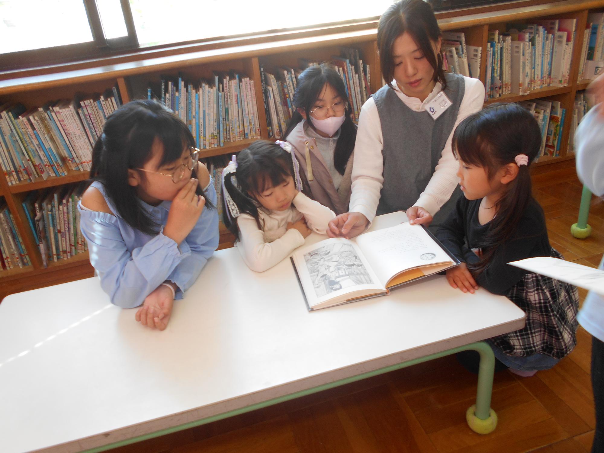 職員による読み聞かせ