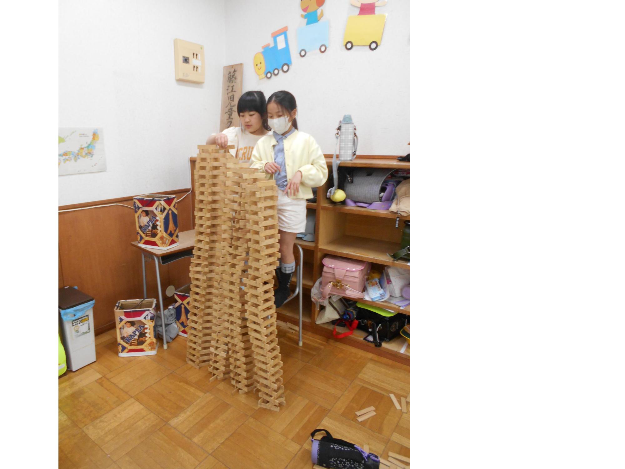 友だちとカプラを高く積む遊び