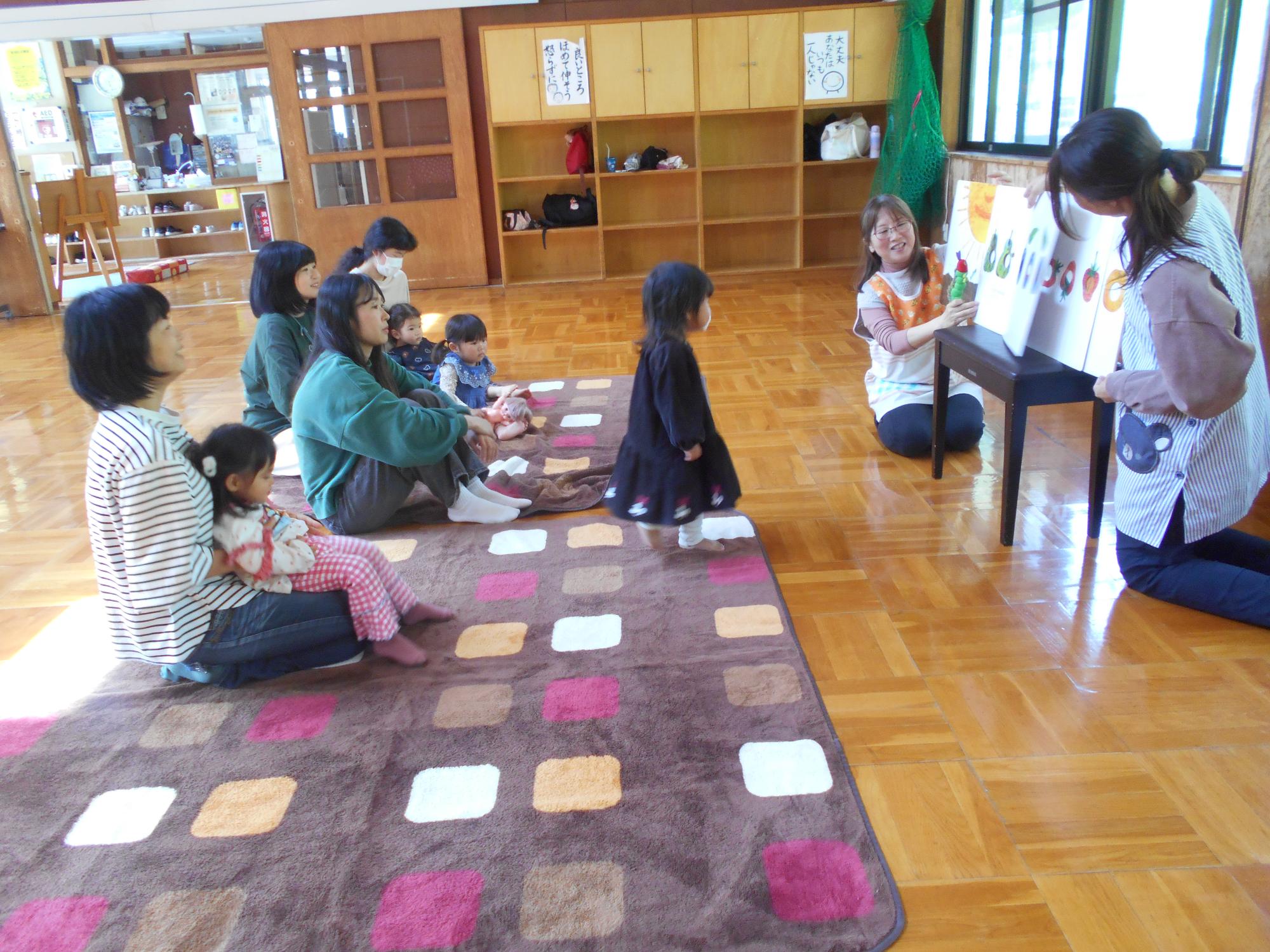 大型絵本の読み聞かせ