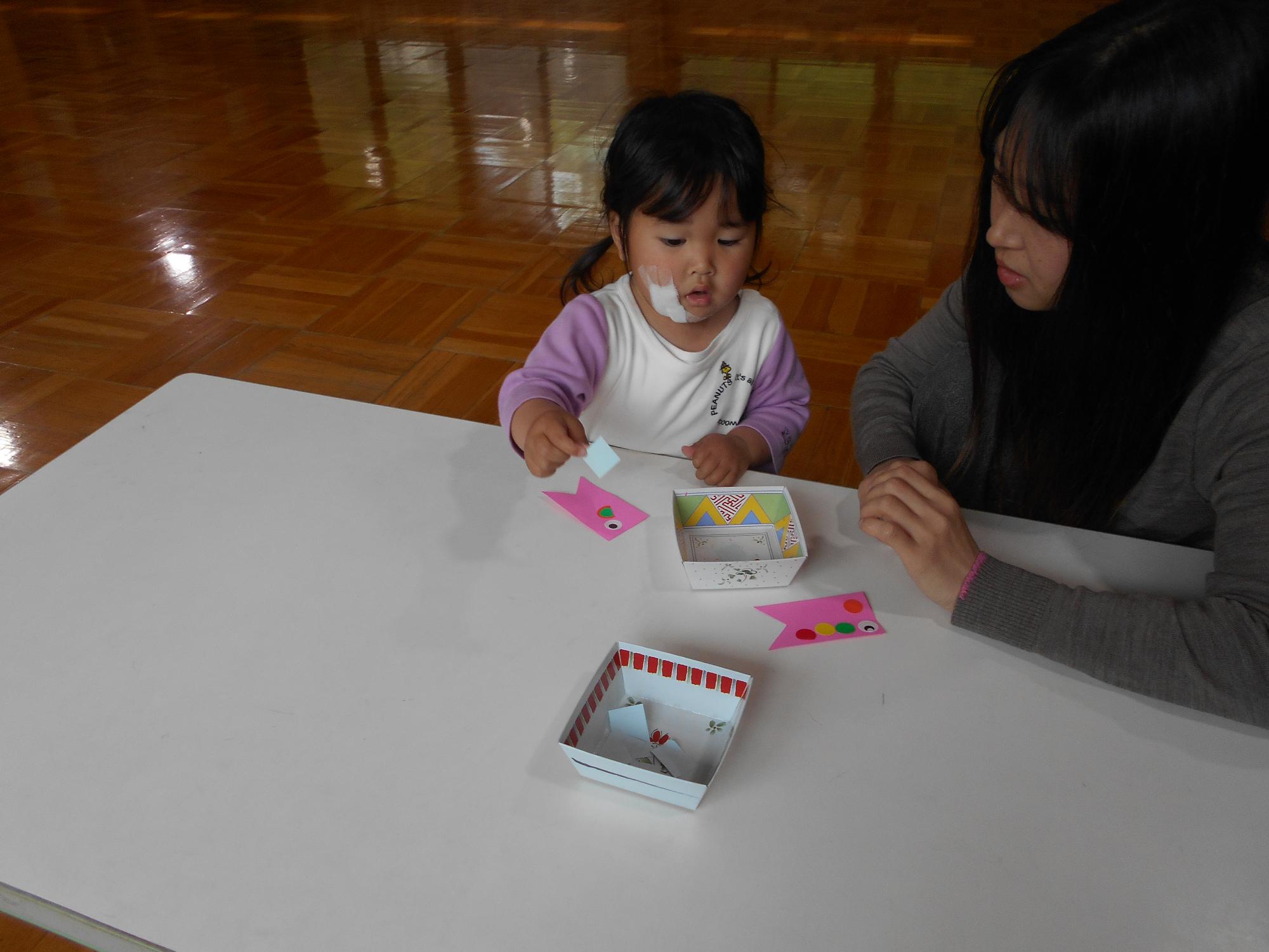 シールをお母さんと一緒に選んで貼っている。