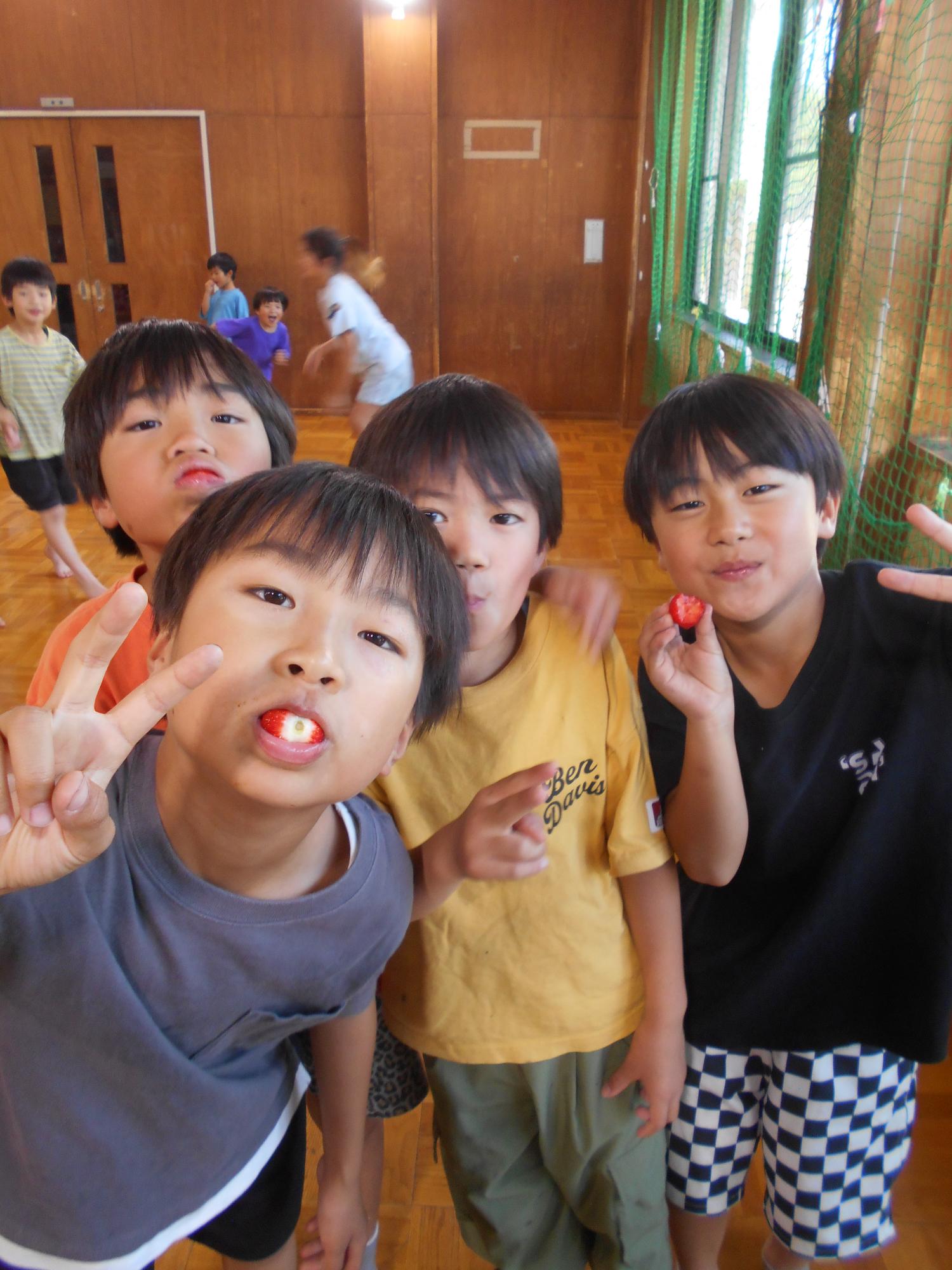 男の子4人でピース